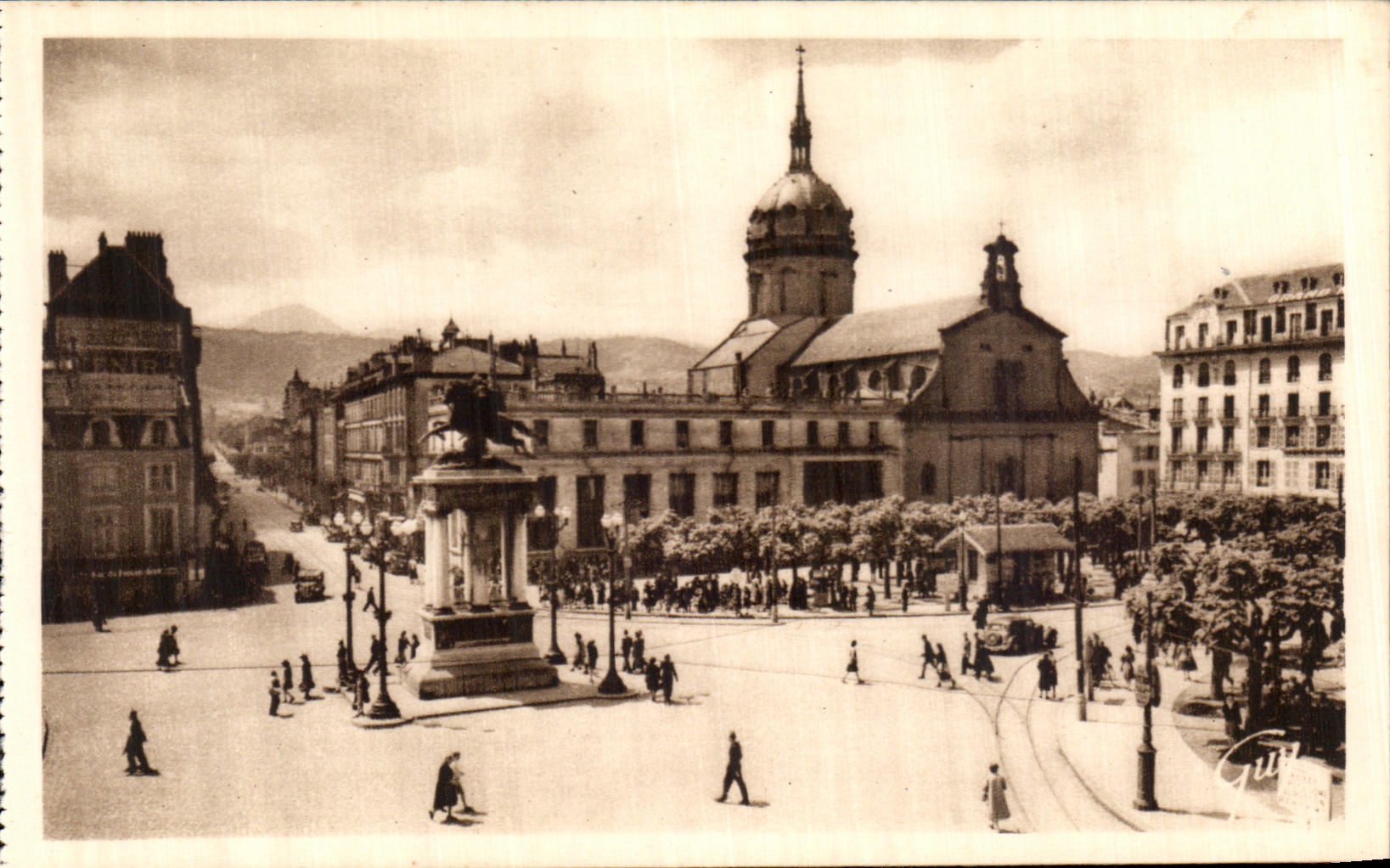 Clermont-Ferrand — Place de Jaude, église Saint-Pierre-des-Minimes et le Puy de Dôme à l'horizon — Guy