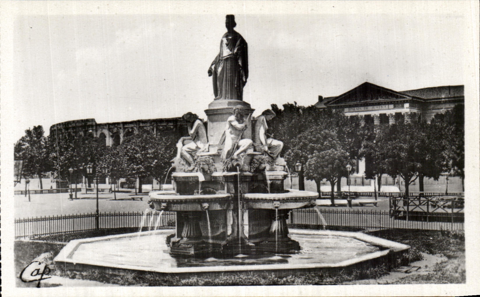 Nîmes - La Fontaine Pradier — Place de l'Esplanade — éditeur A.P. - Paris
