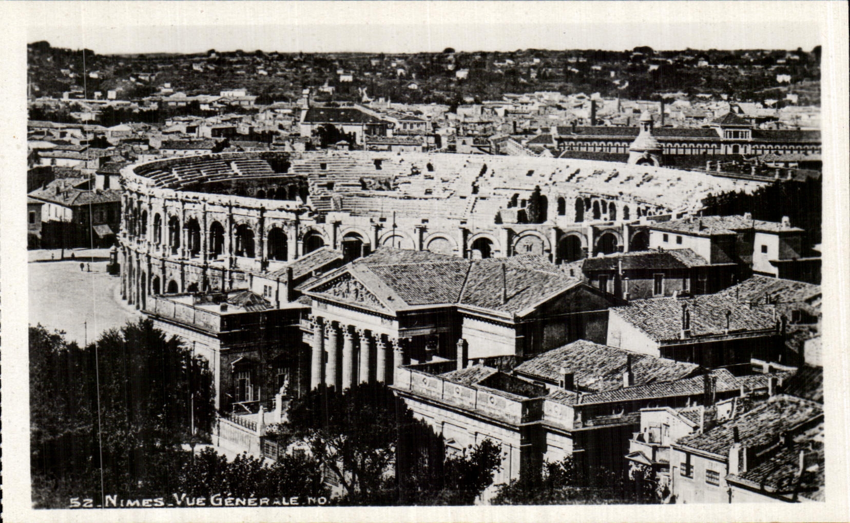 Nîmes - Vue Générale — Colisée et ville — Éditeur C.P.A.P.HIL, n°52