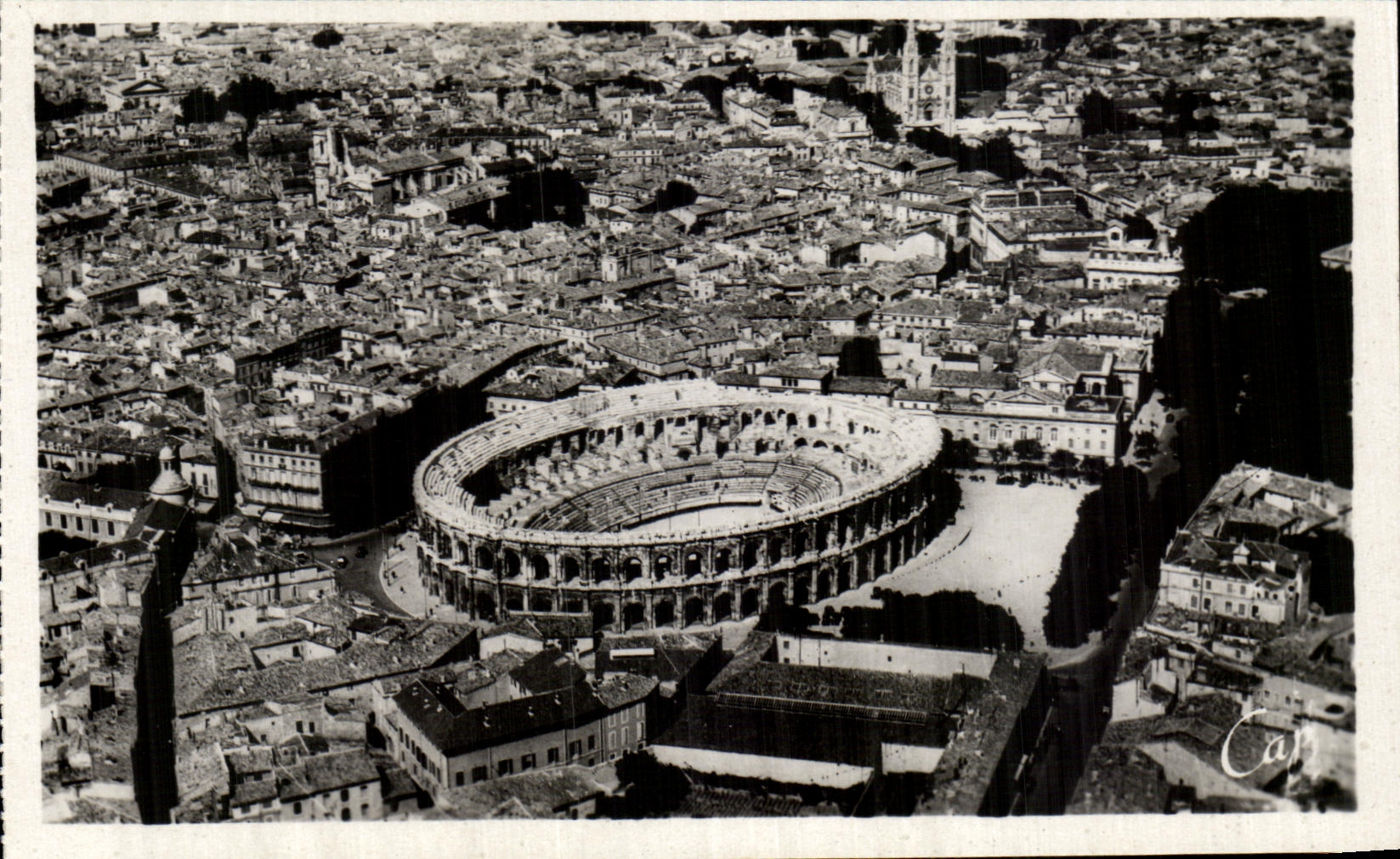 Nîmes — Vue sur les Arènes et la Ville — prise en avion — C.A.P. Paris