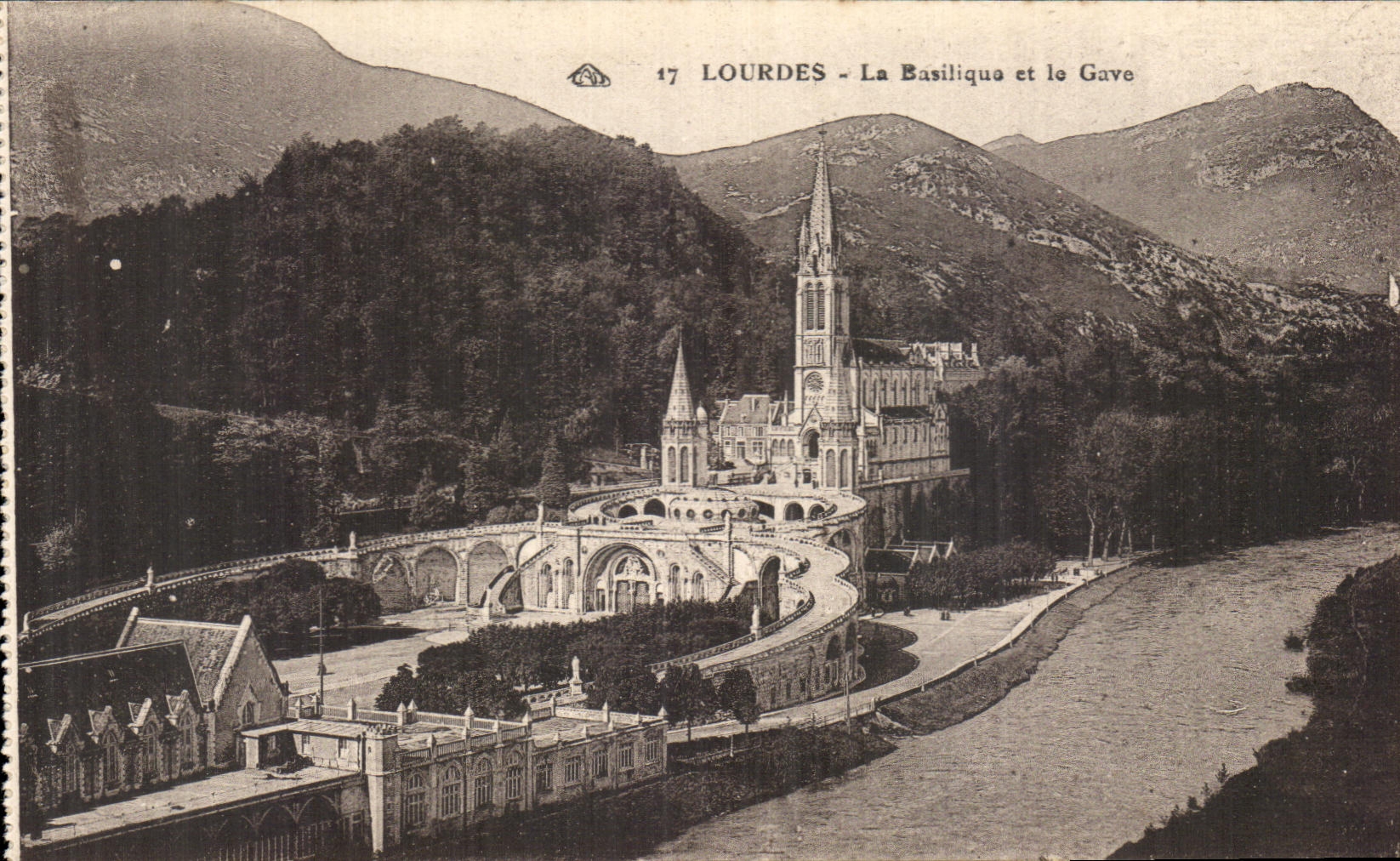 CPA Lourdes La Basilique et le Gare