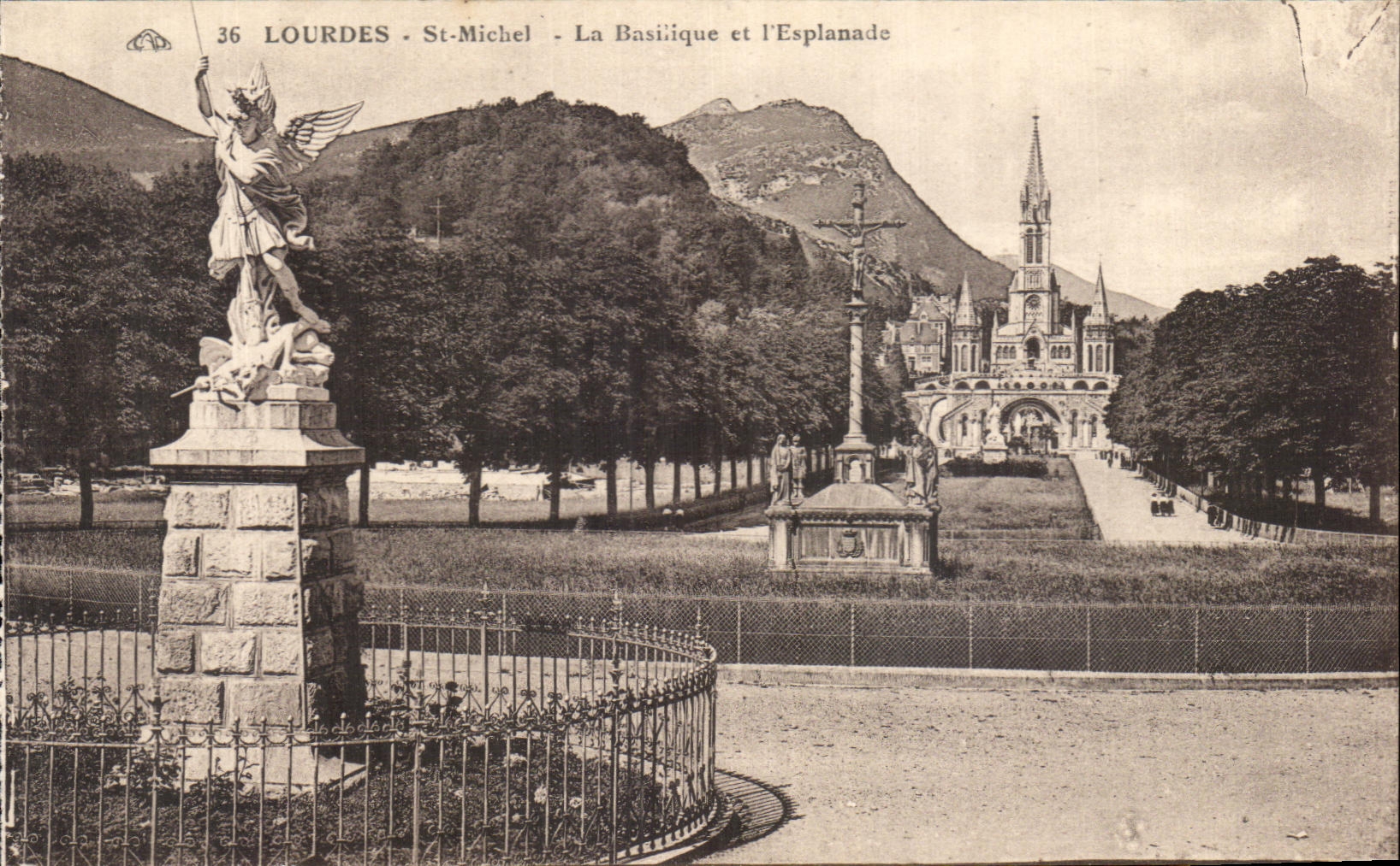 CPA Lourdes st Michel La Basilique et l'Esplanade