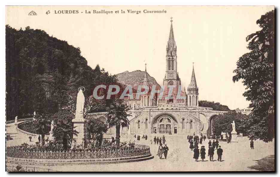 CPA Lourdes La Basilique et la Vierge Couronnee