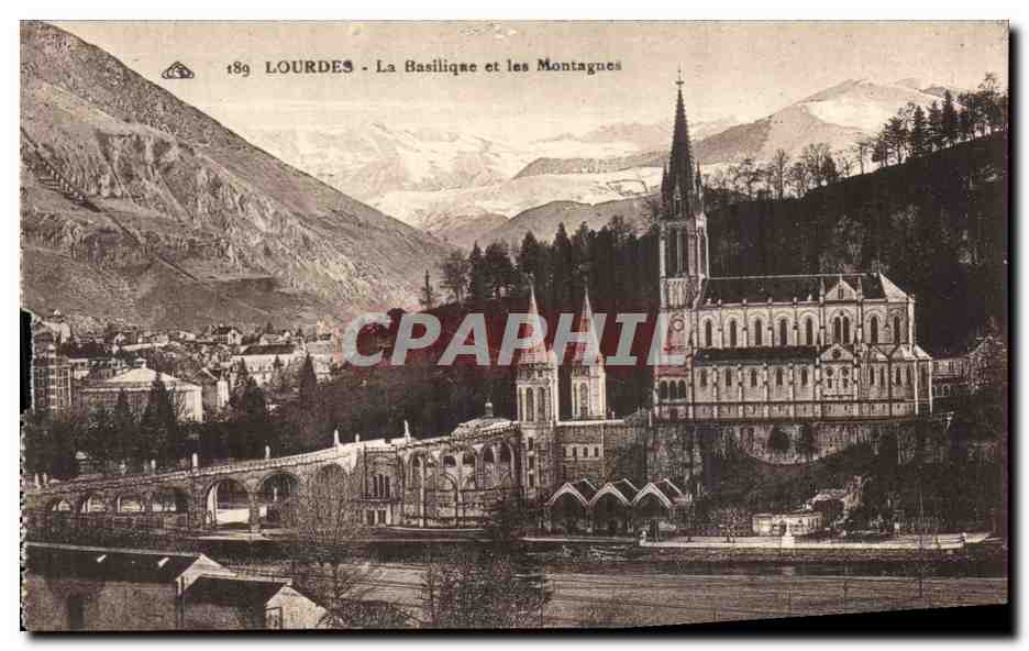 CPA Lourdes La Basilique et les Montagnes