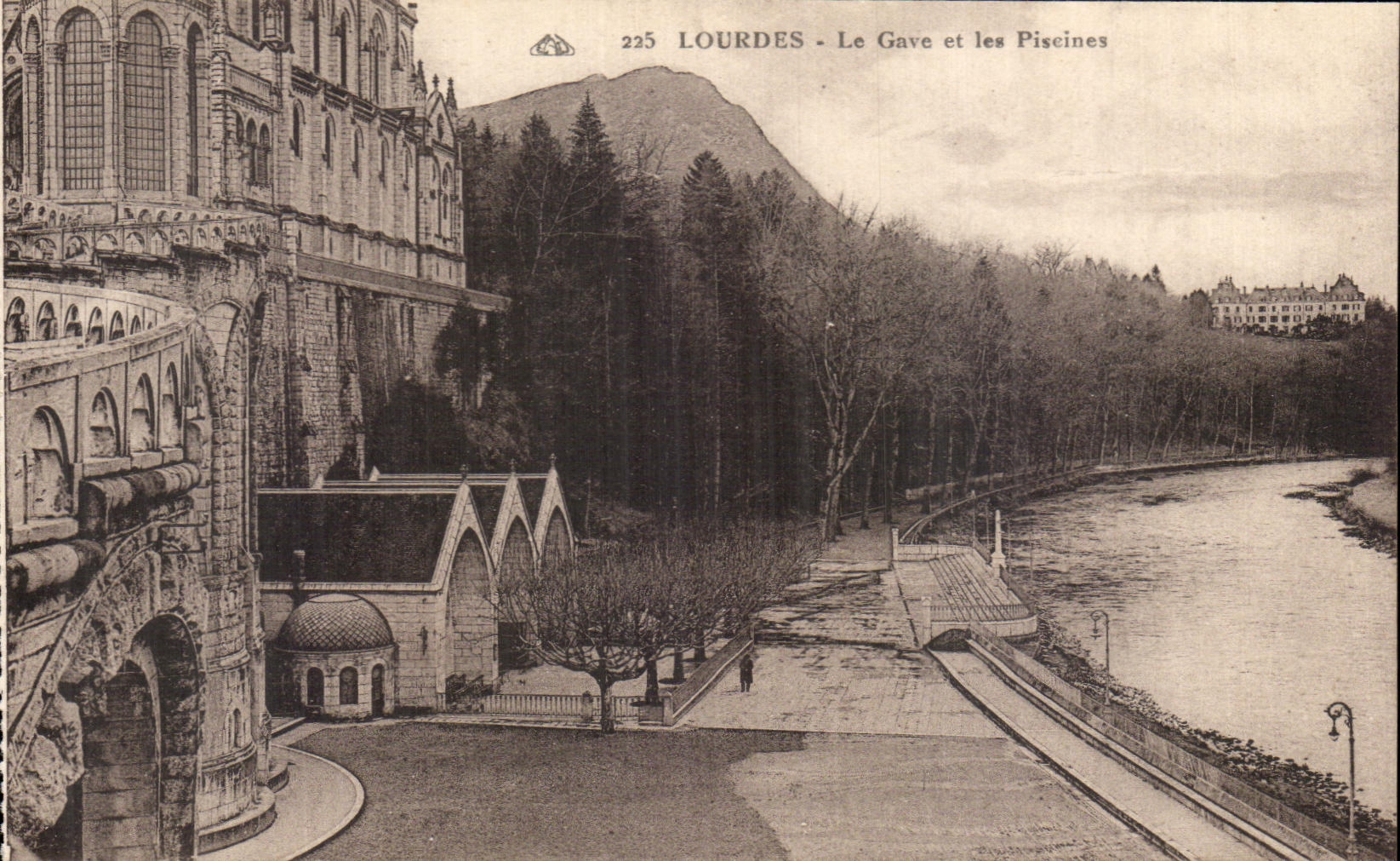 CPA Lourdes Le Gave et les Piscines