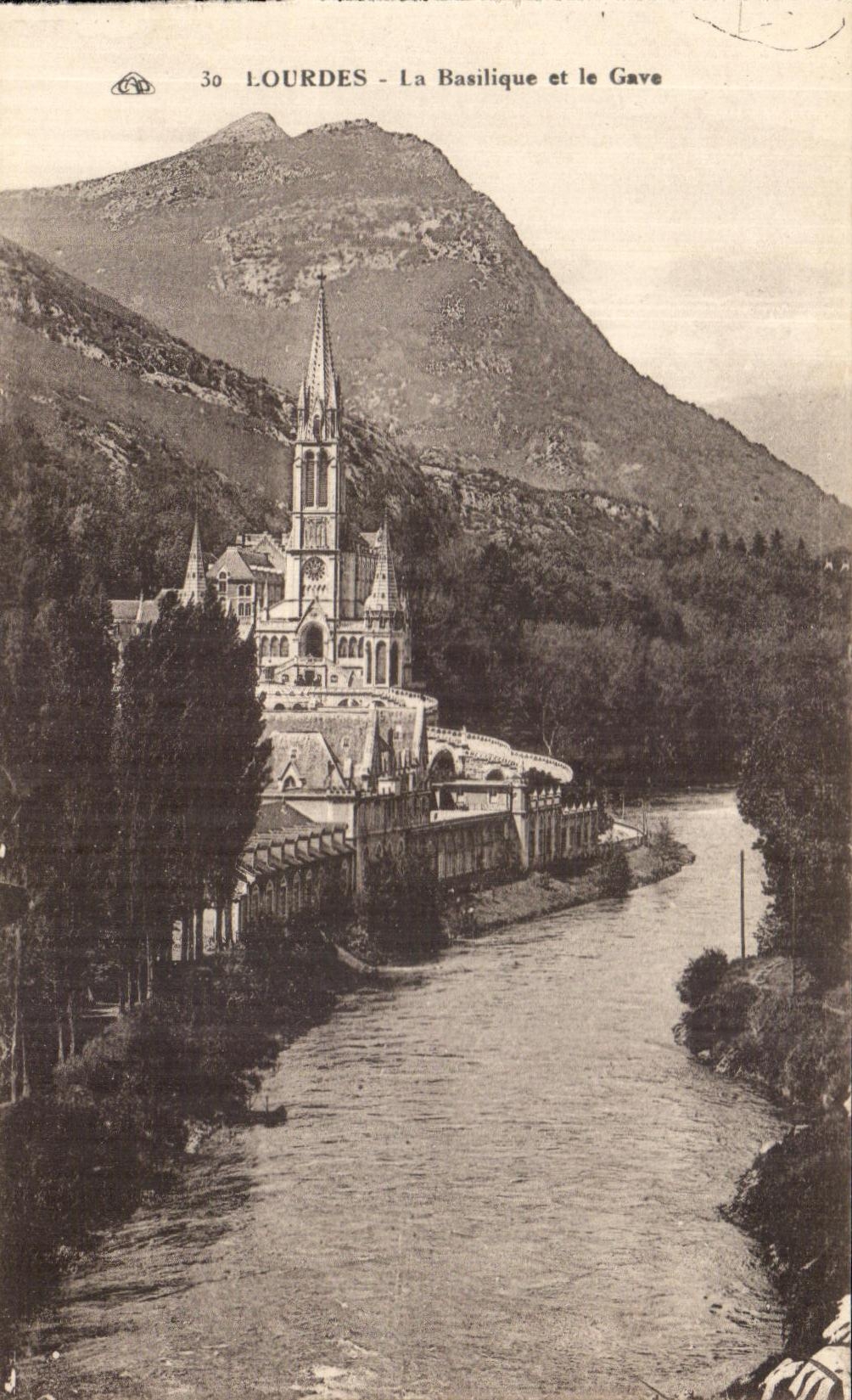 CPA Lourdes La Basilique et le Gave