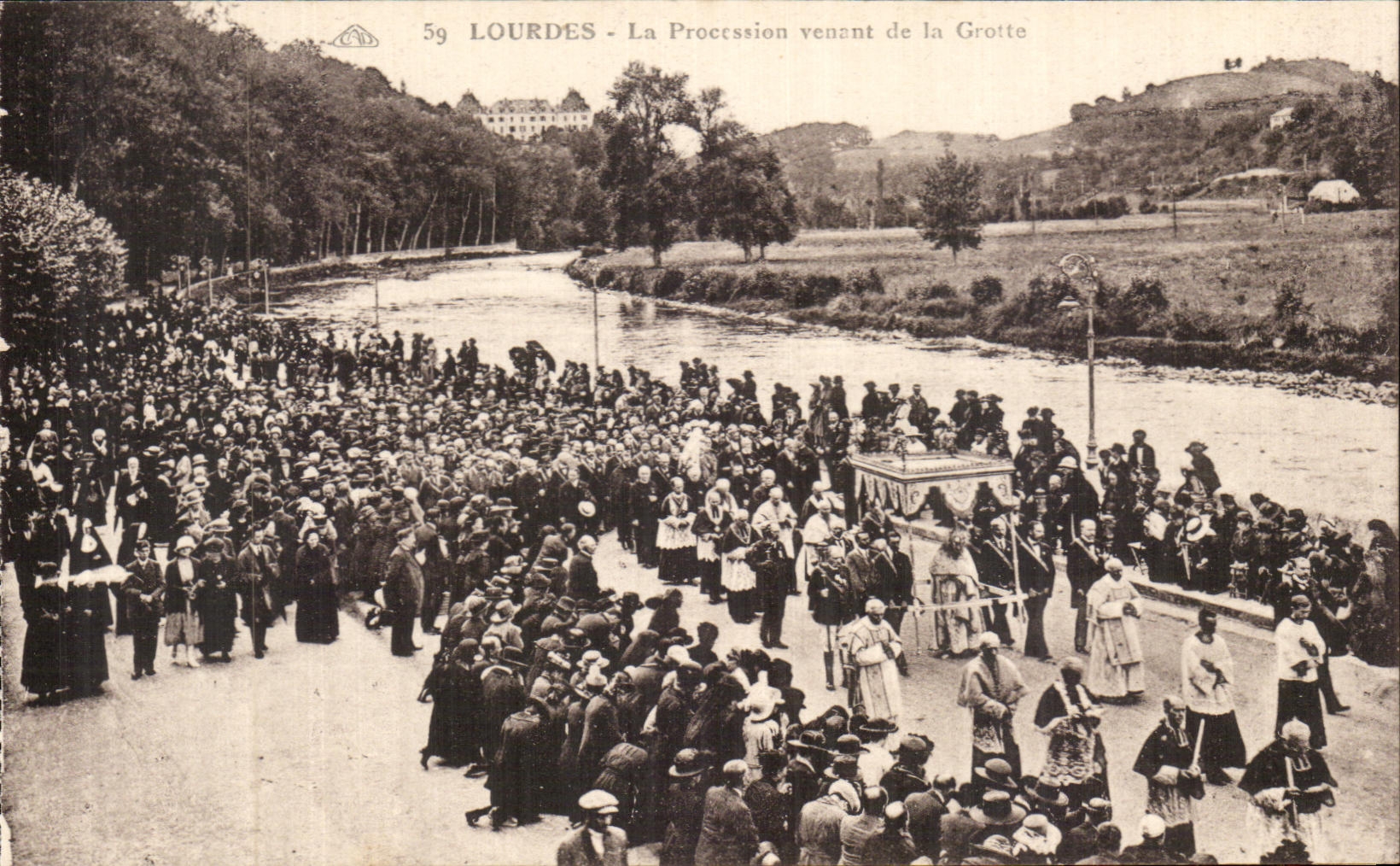 CPA Lourdes Le Procession Venant de la Grotte