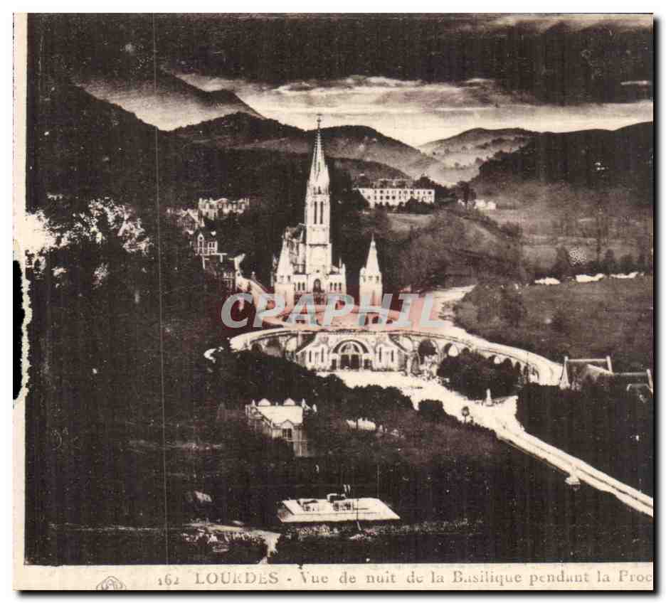 CPA Lourdes Vue de nuit de la Basilique pendant la procession aux flambeaux