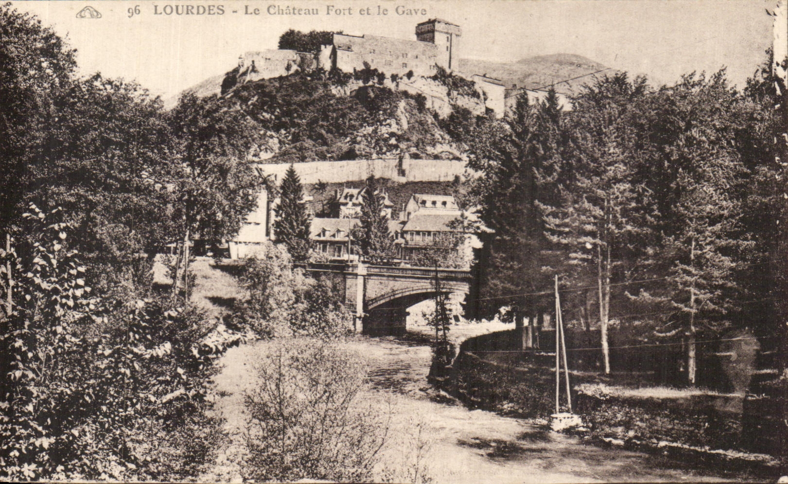 CPA Lourdes Le Chateau Fort et le Gave