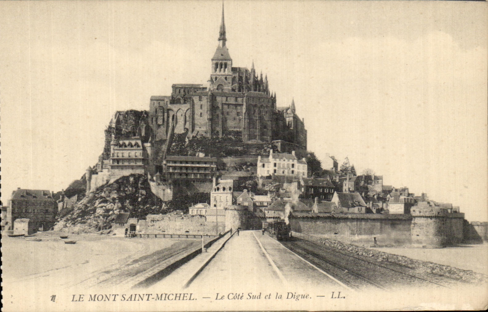 CPA Le Mont Saint Michel Le Cote sud et le Digue Train 