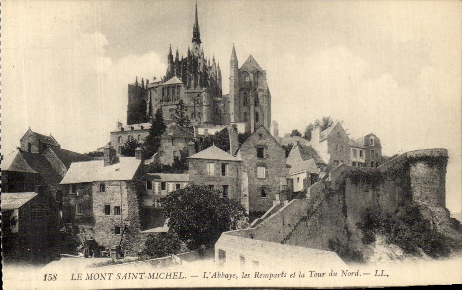 CPA Le Mont Saint Michel L'Abbaye les Remparts et la Tour du Nord