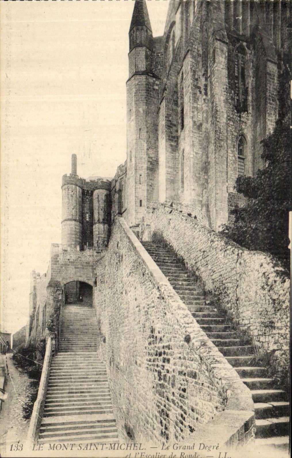 CPA Le Mont Saint Michel Le Grand Degre et l'Escalier de Ronde