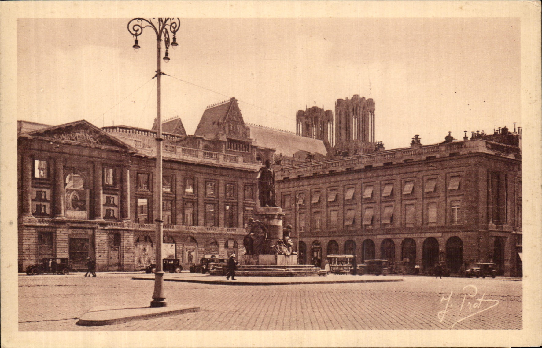 CPA Reims La Place Royale et la Statue de Louis XV