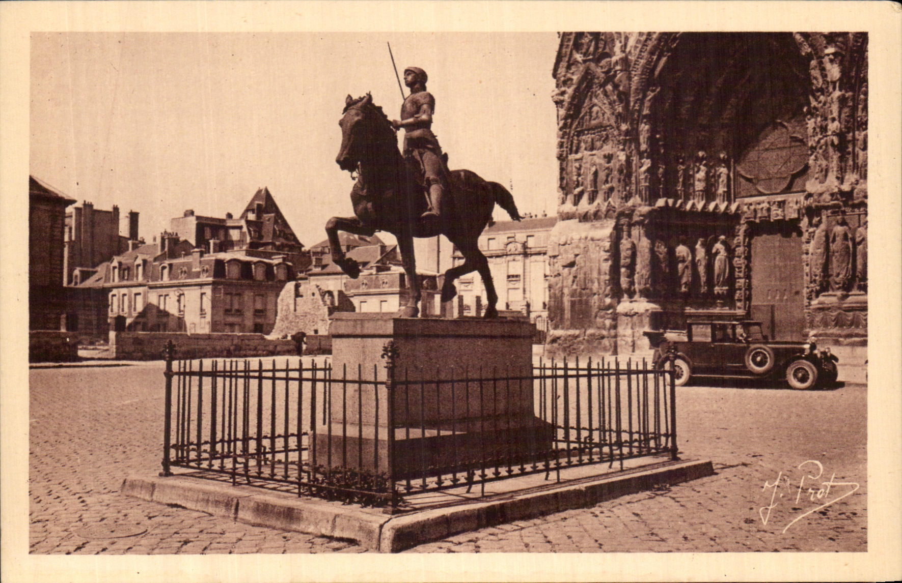 CPA Reims La Statue de Jeanne d'Arc Automobile