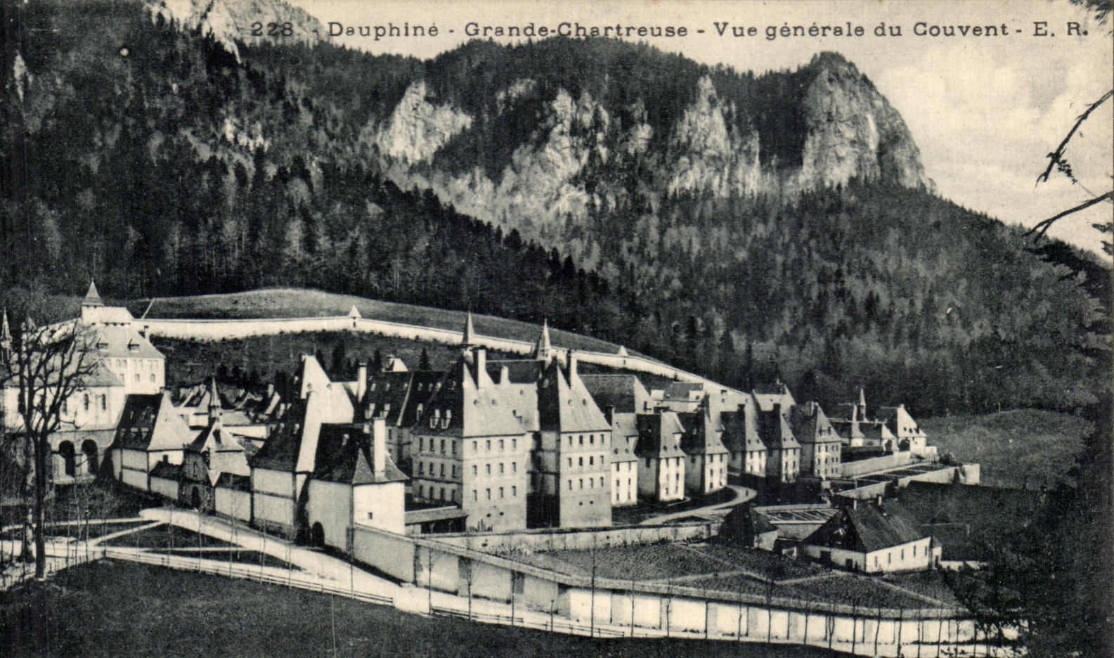 CPA Dauphine Grande Chartreuse Vue Generale Du Couvent