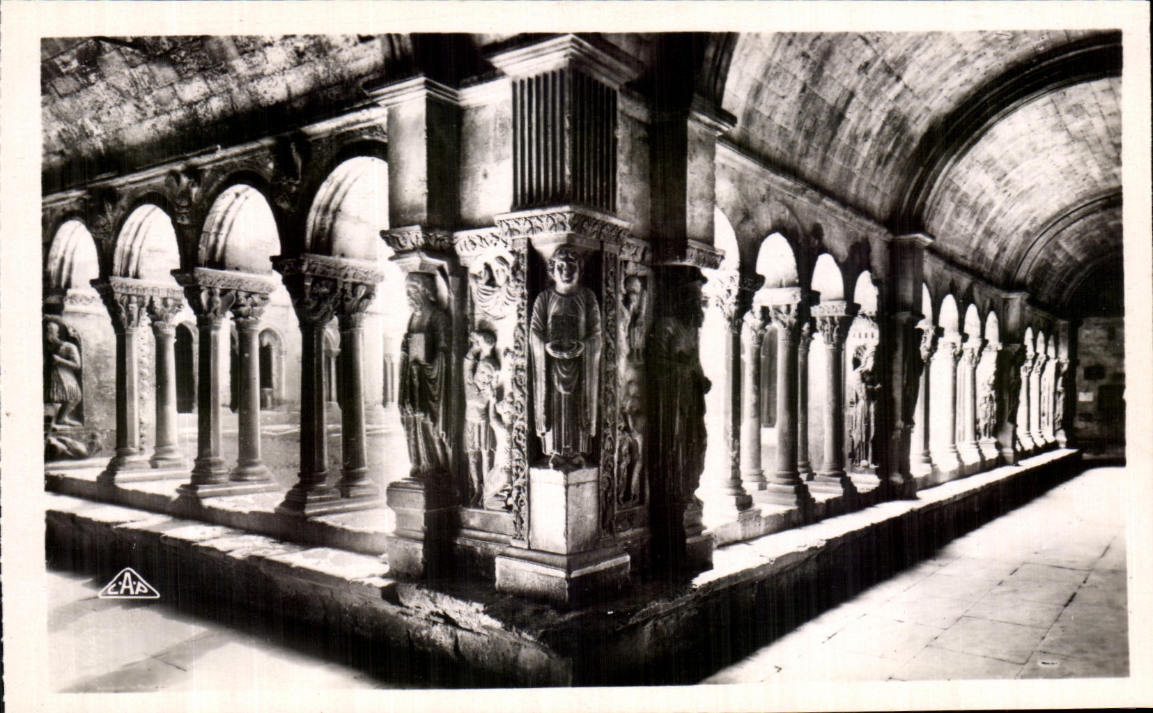 Arles — Cloître Saint-Trophime — Galeries du XIIe siècle — Éditeur E.A.A.