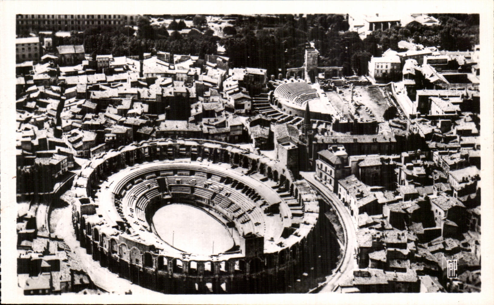 CPA Arles L'Amphitheatre Romain Et Le Theatre Antique