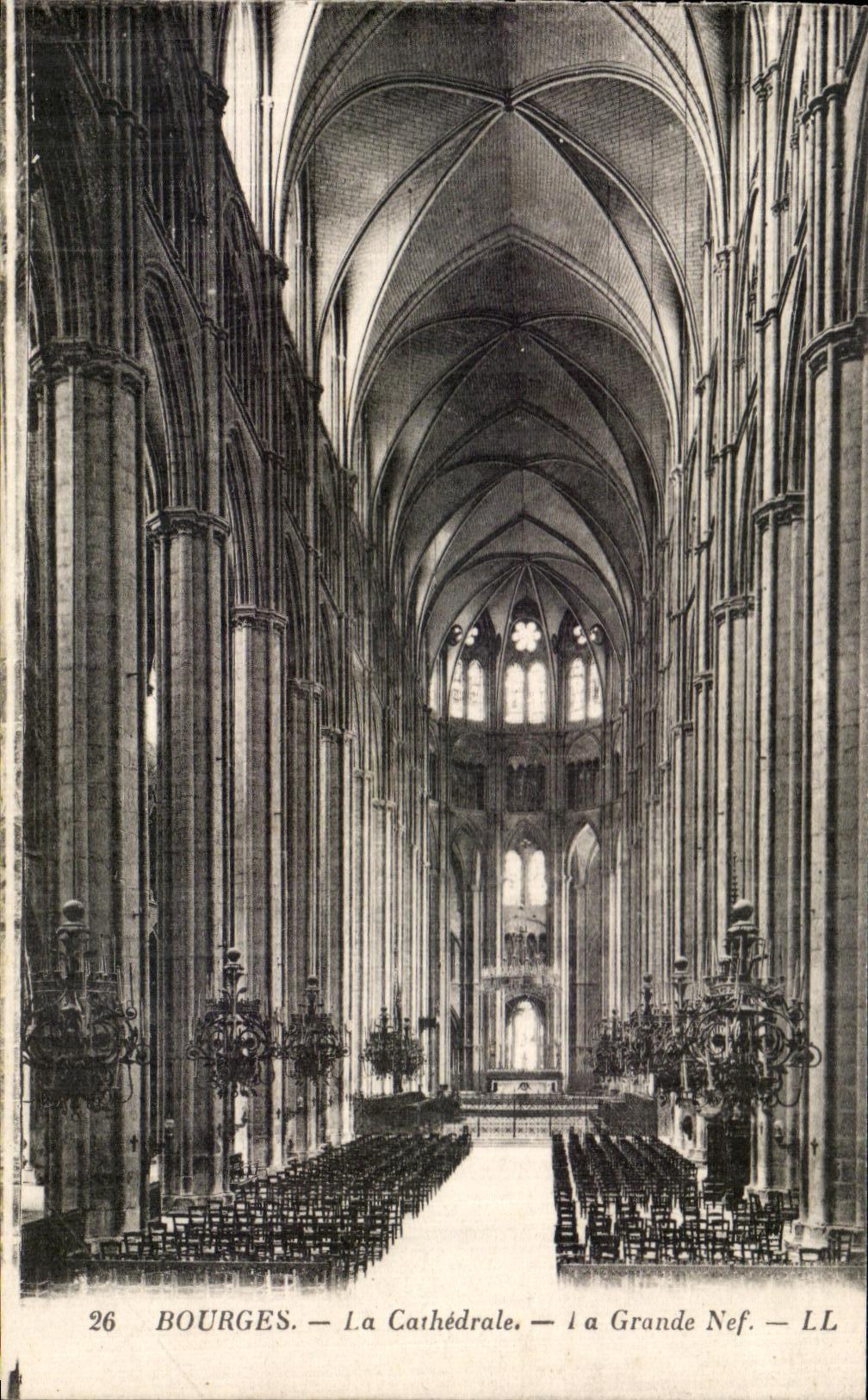 CPA Bourges La Cathedrale La Grande Nef