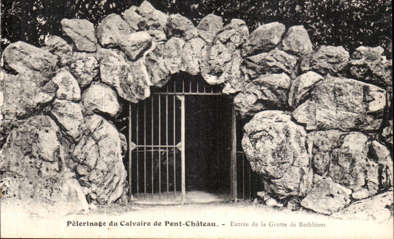 CPA Pelerinage Du Calvaire De Pont Chateau Entree De La Grotte De Bethleem