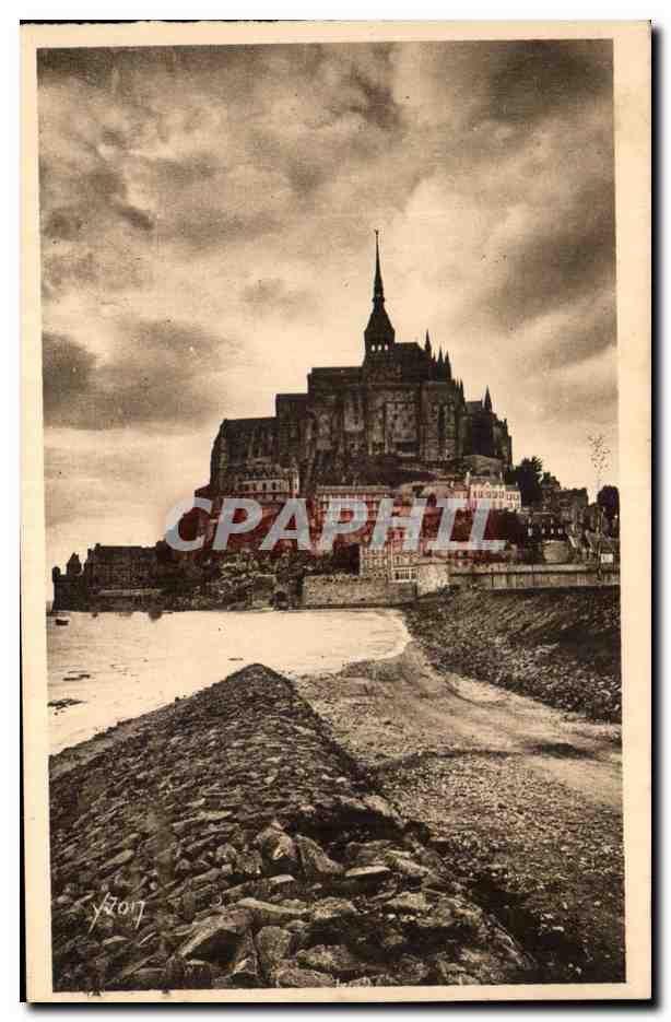 Mont-Saint-Michel — vue panoramique sous ciel nuageux — Les Éditions d'Art YVON, Paris