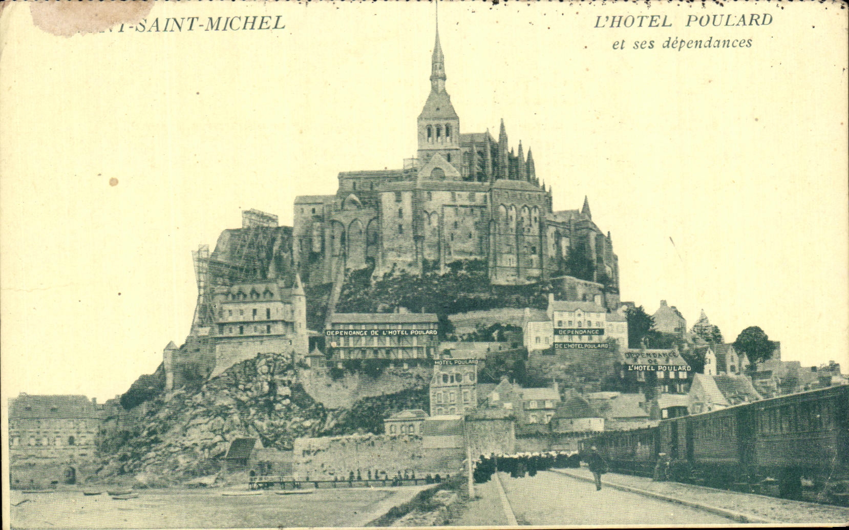 CPA Le Mont St Michel L'Hotel Poulard et ses dependances Train