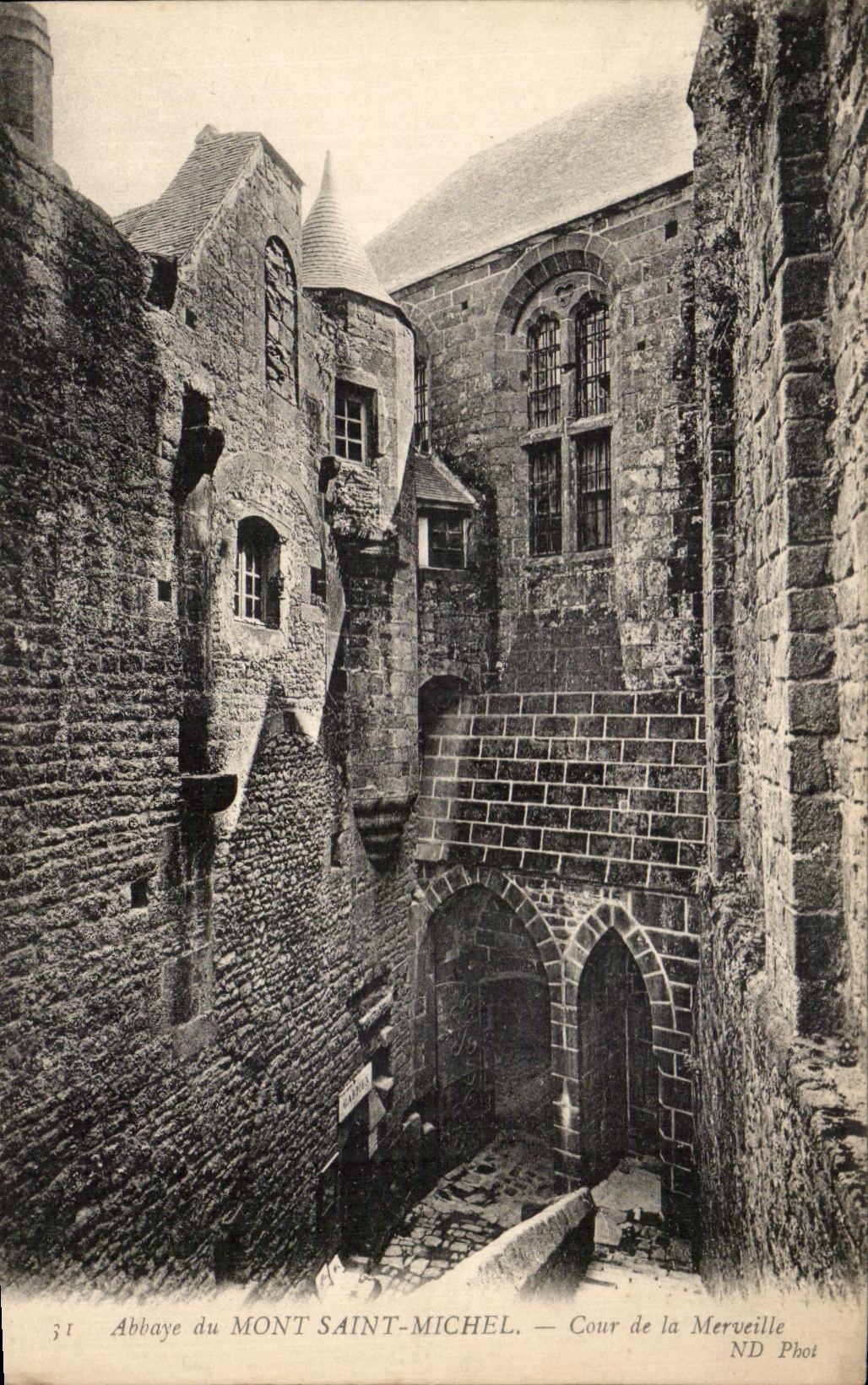CPA Le Mont St Michel Abbaye du Cour de la Merveille