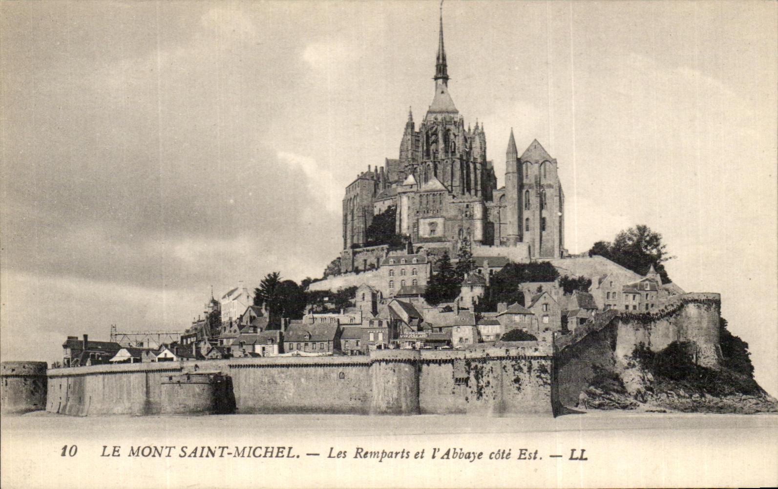 CPA Le Mont St Michel Abbaye du Les Remparts et L'Abbaye Cote Est