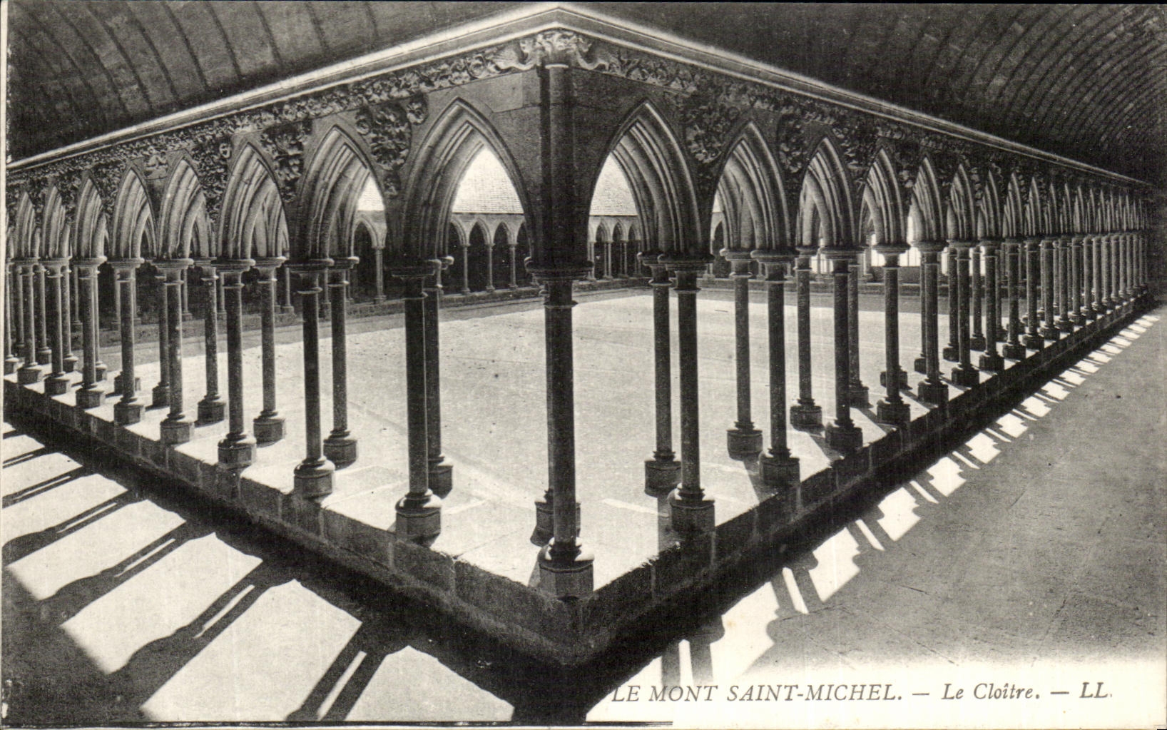 CPA Le Mont St Michel Le Cloitre