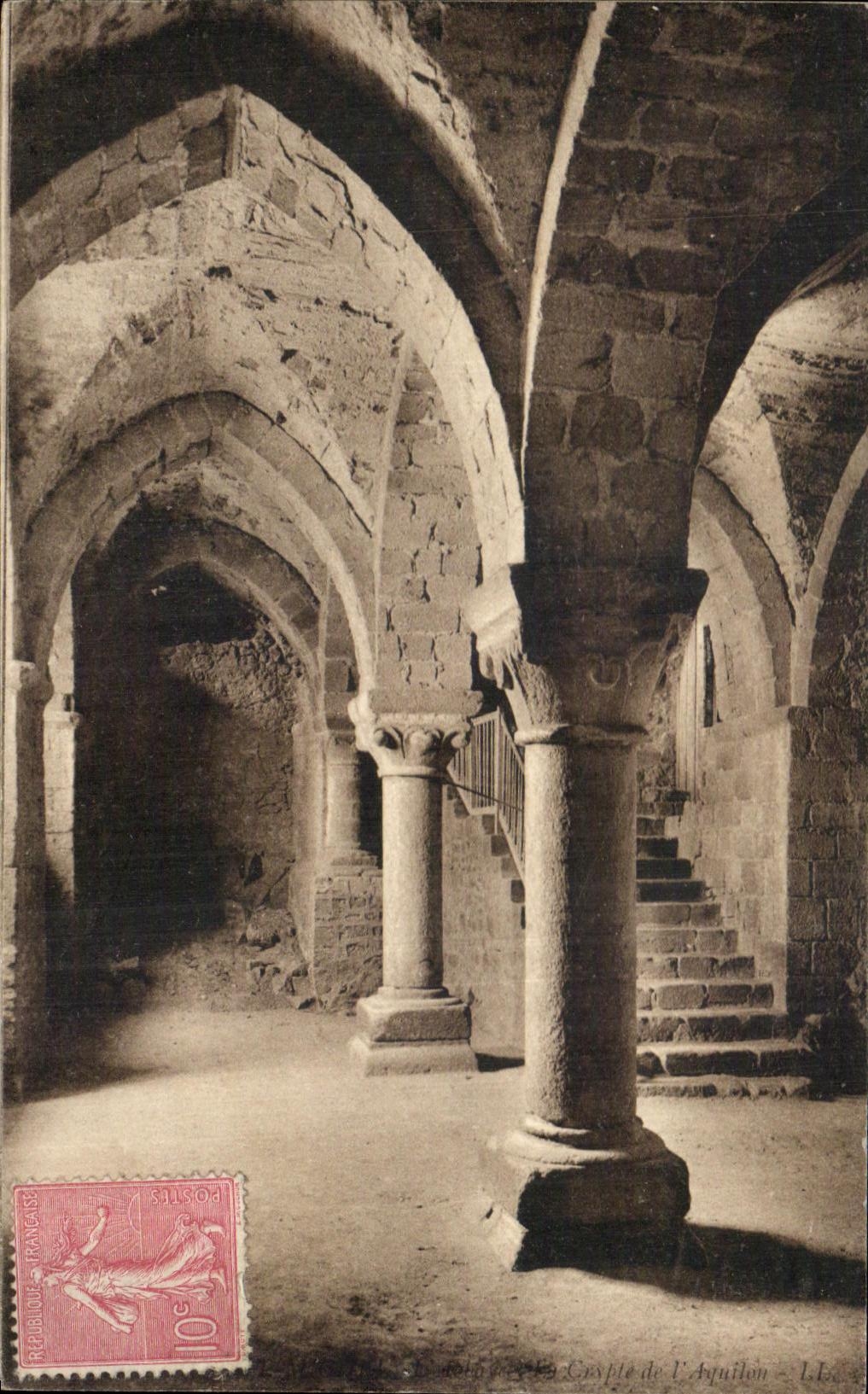 CPA Abbaye du Mont Saint Michel L'Abbaye La Crypte de I'Aquilon