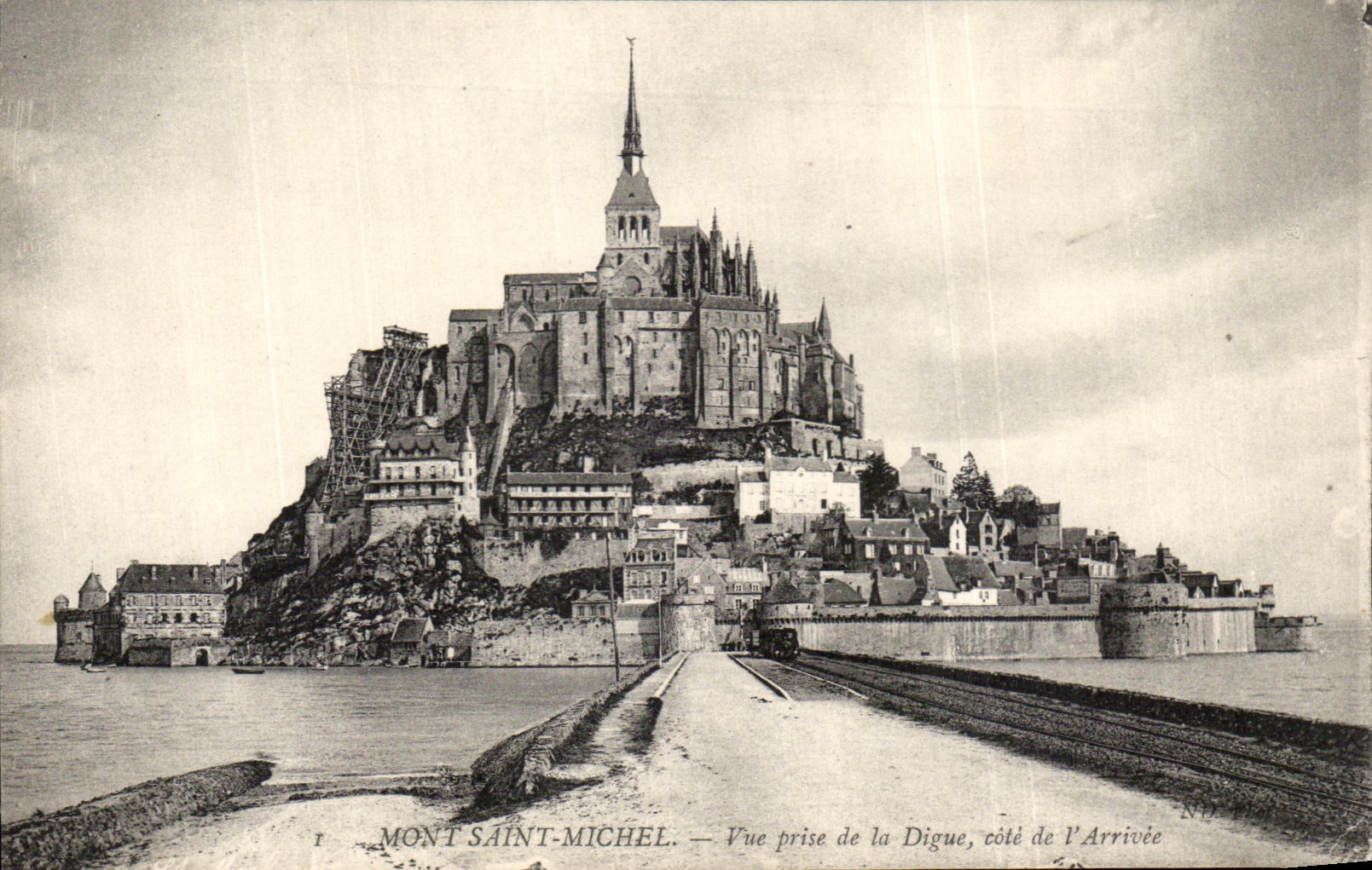 Mont Saint-Michel — Vista tomada desde la Digue, lado de la Llegada — N.D. (editor no identificado)