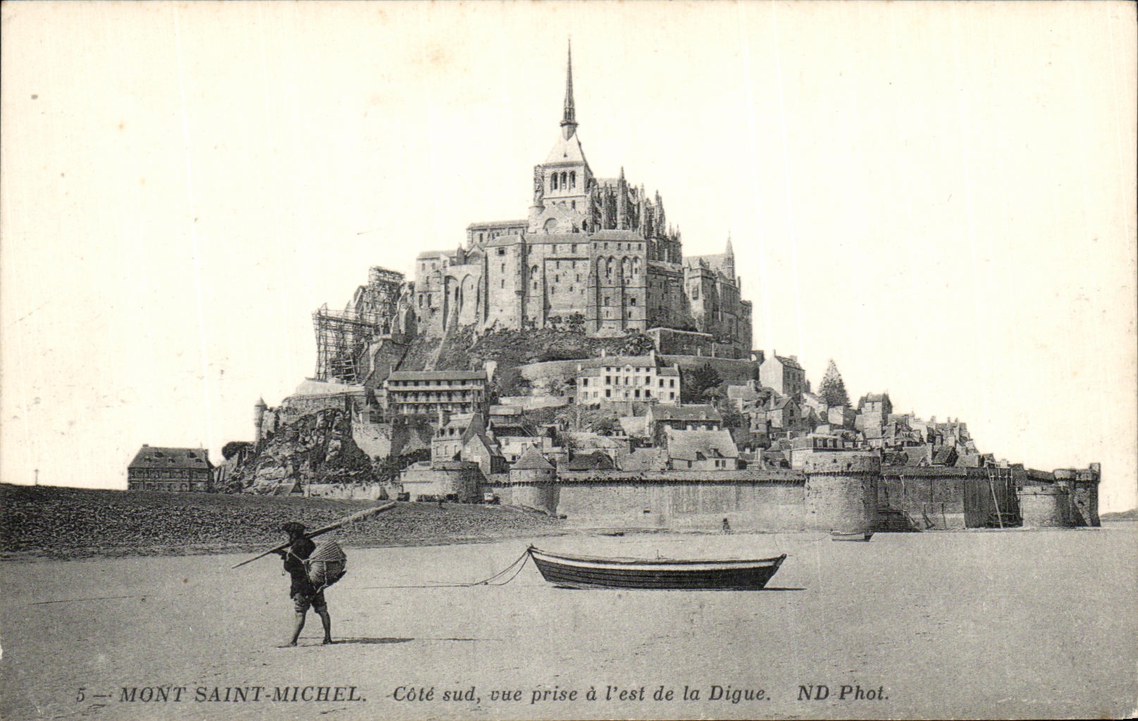 CPA Mont Saint Michel Cote sud vue prise a I'est de la Digue pecheur