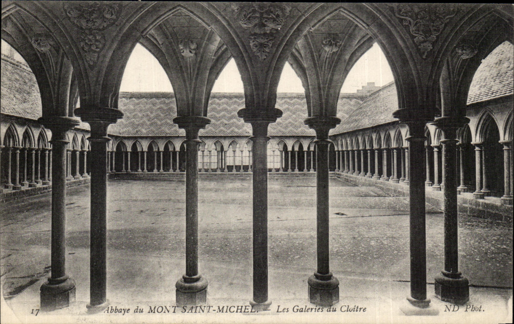 CPA Abbaye du Mont Saint Michel Les Galeries du Cloitre