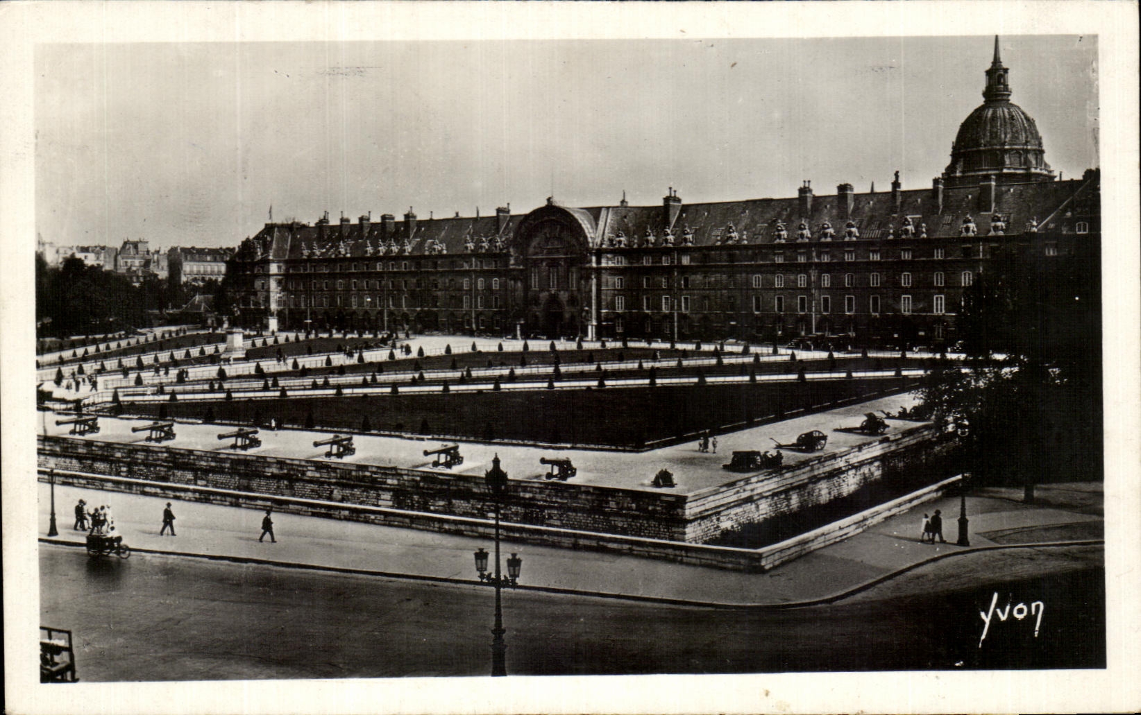 CPA Paris En Flanant L'Hotel des Invalides