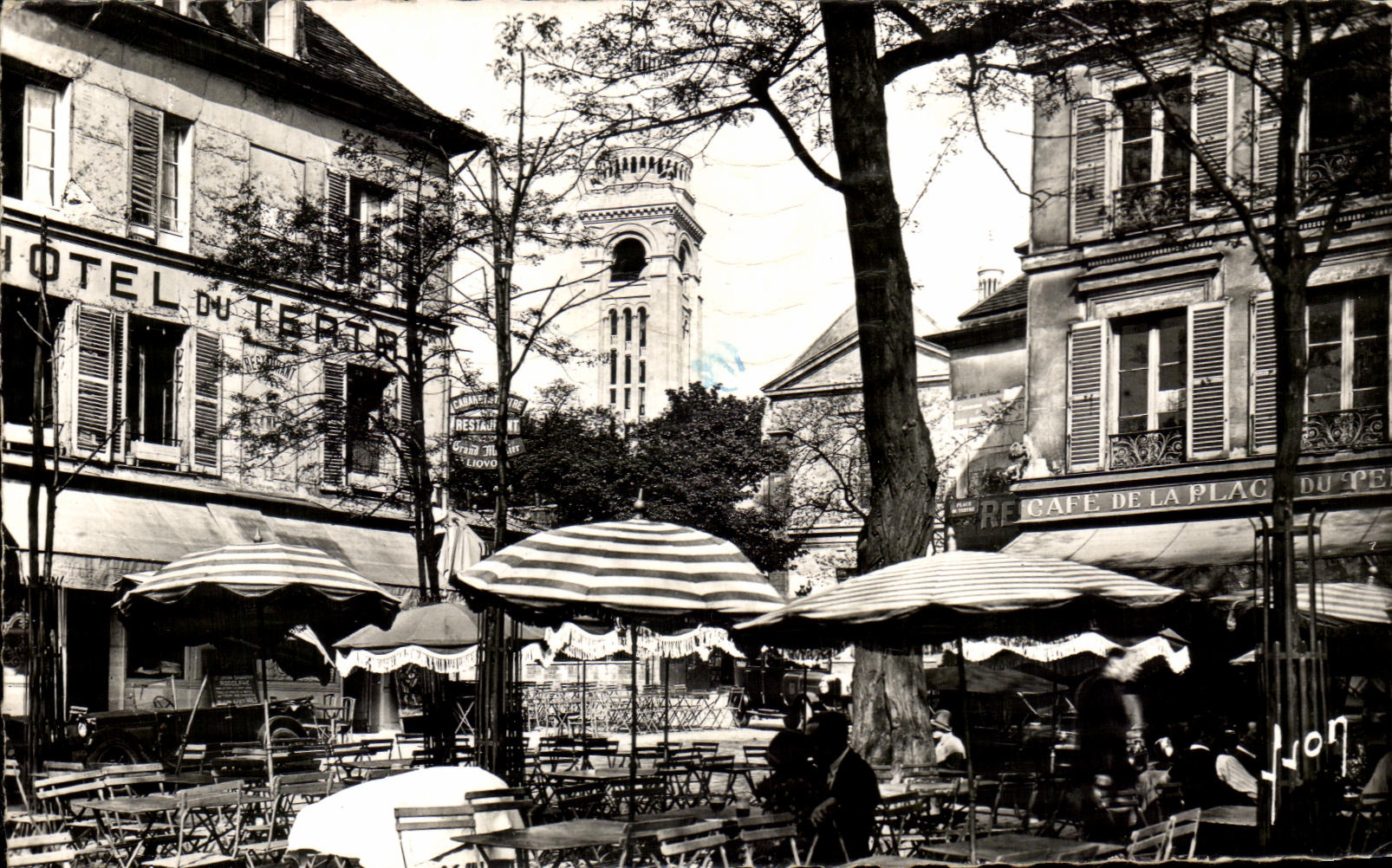Place du Tertre à Paris — vue de café et hôtel — éditions d'Art