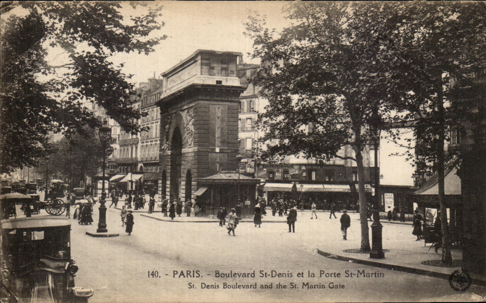 CPA Paris Boulevard St Denis et la Porte St Martin 
