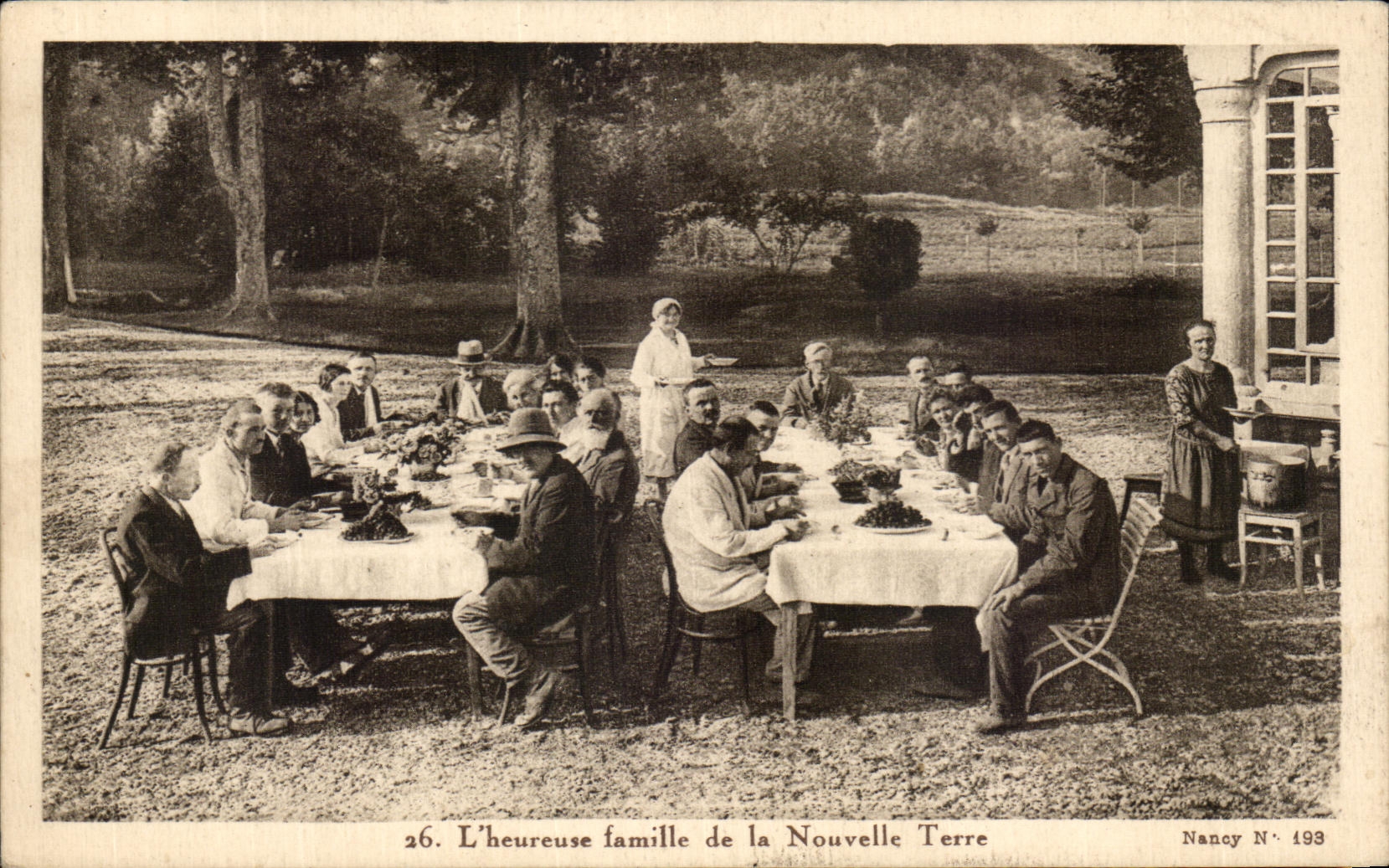 CPA L'Heureusse Famille de la Nouvelle Terre