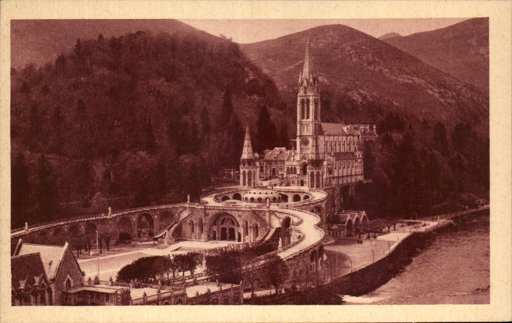 CPA Lourdes Due d'ensemble sur la Basilique