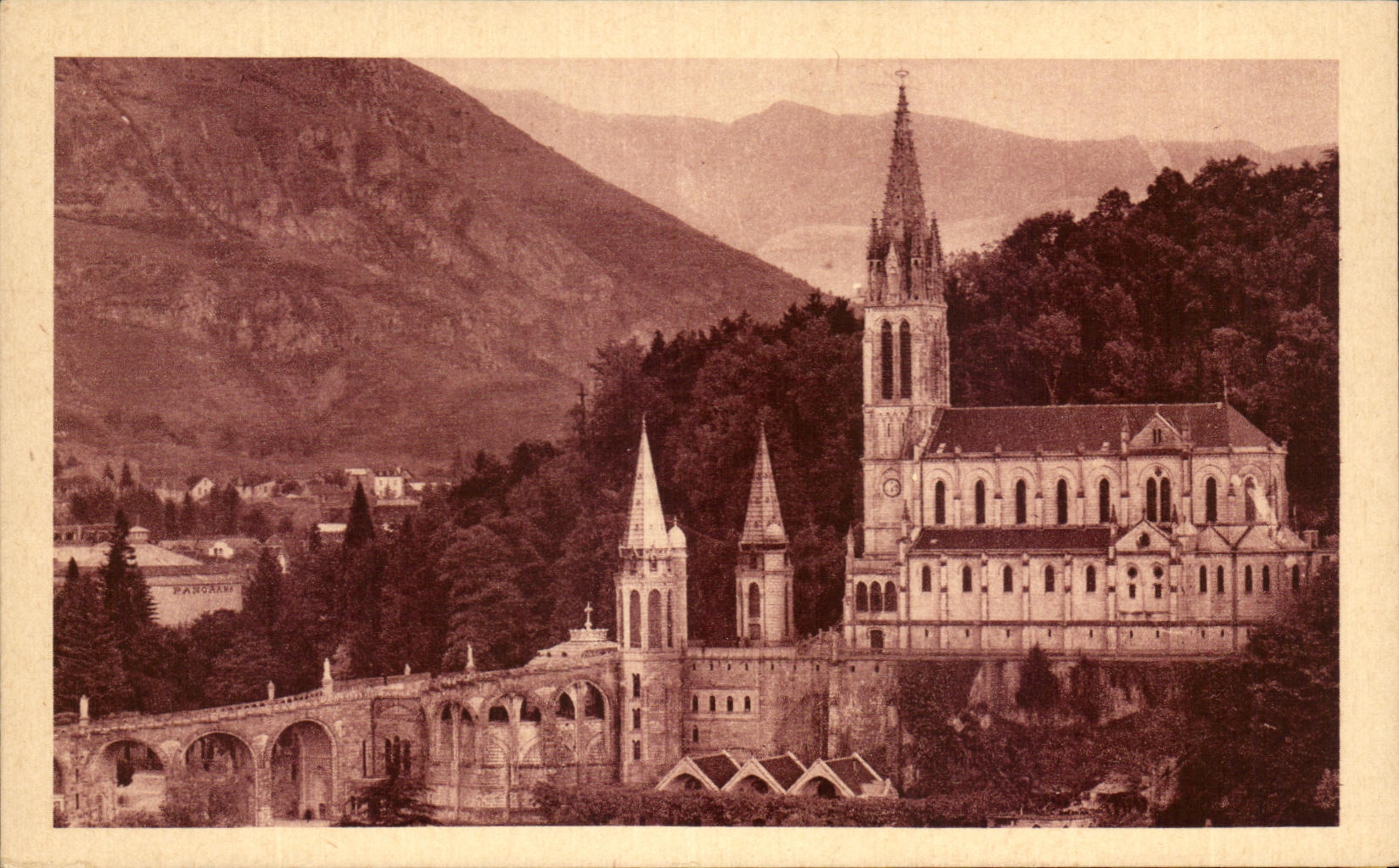 CPA Lourdes la Basillque et le Pic du Jer