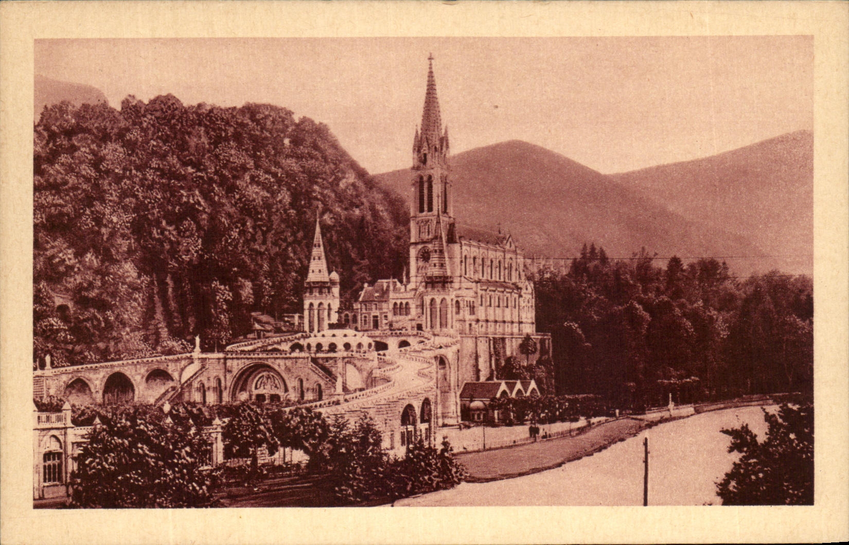 CPA Lourdes La Basillque et les Piscines