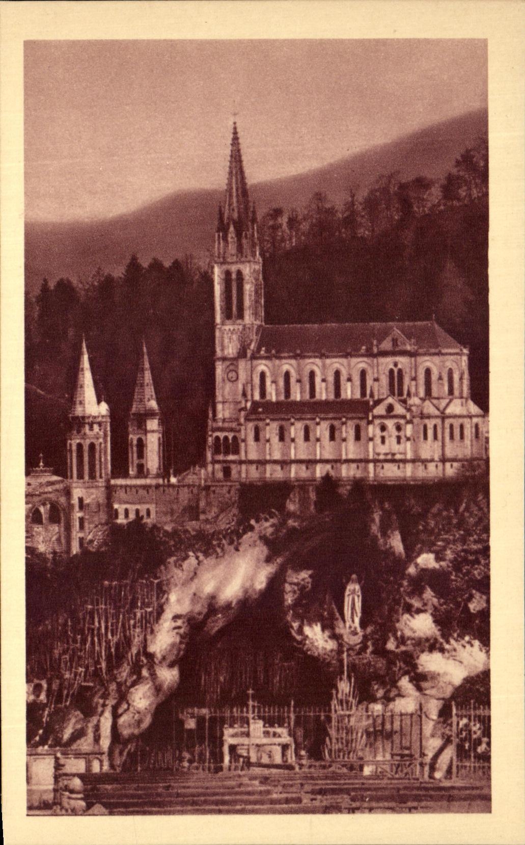 Lourdes — La Grotte et la Basilique — Édition P. Doucet Lourdes