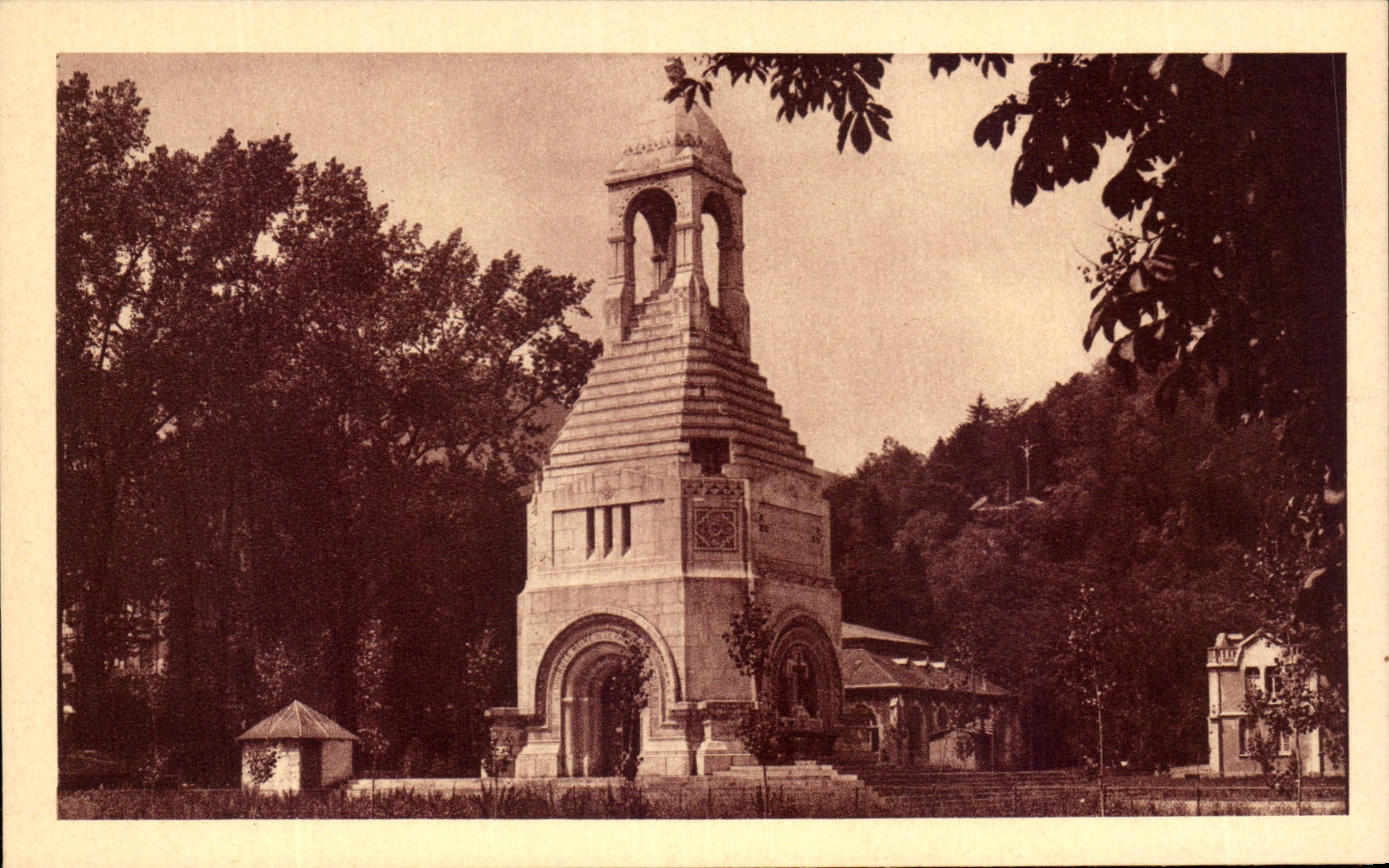 CPA Lourdes Le Monument interaille