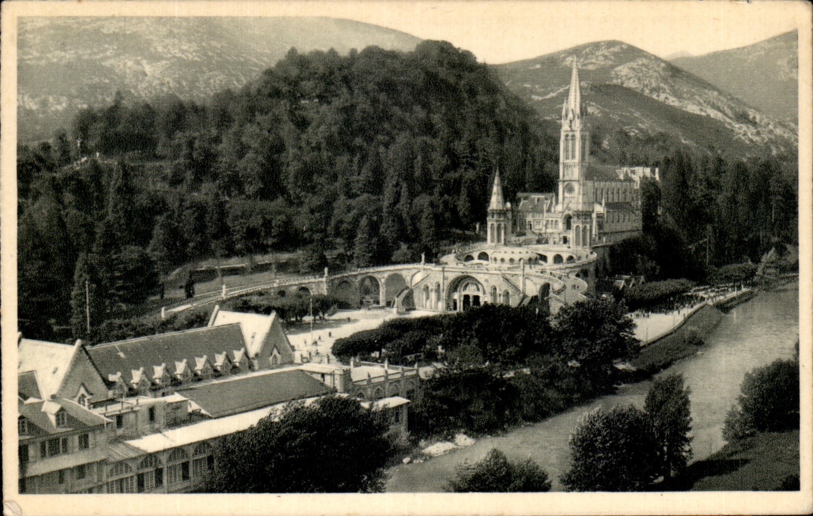 CPA Lourdes la Basilique