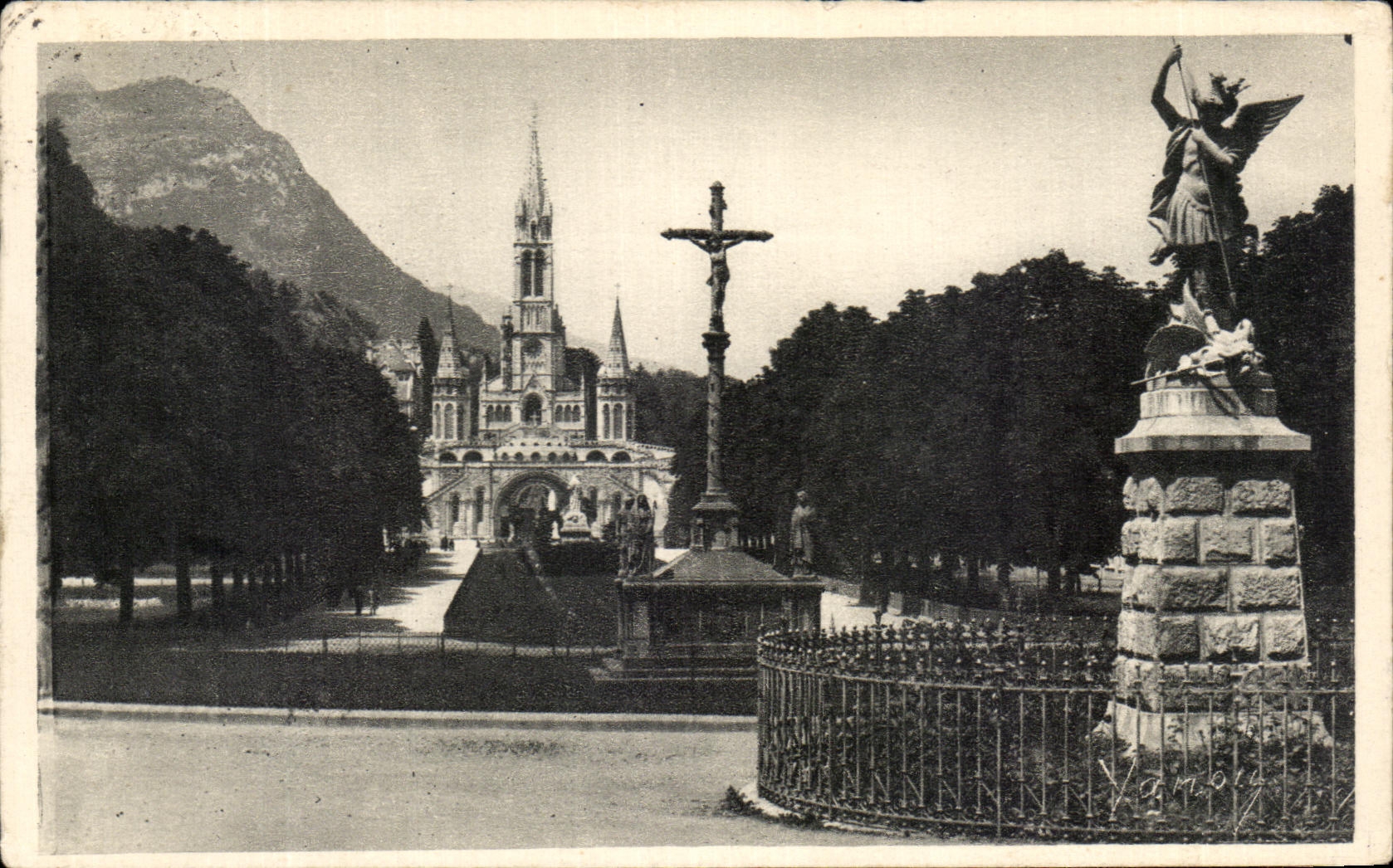 CPA Lourdes L'Esplanade et la Basilique