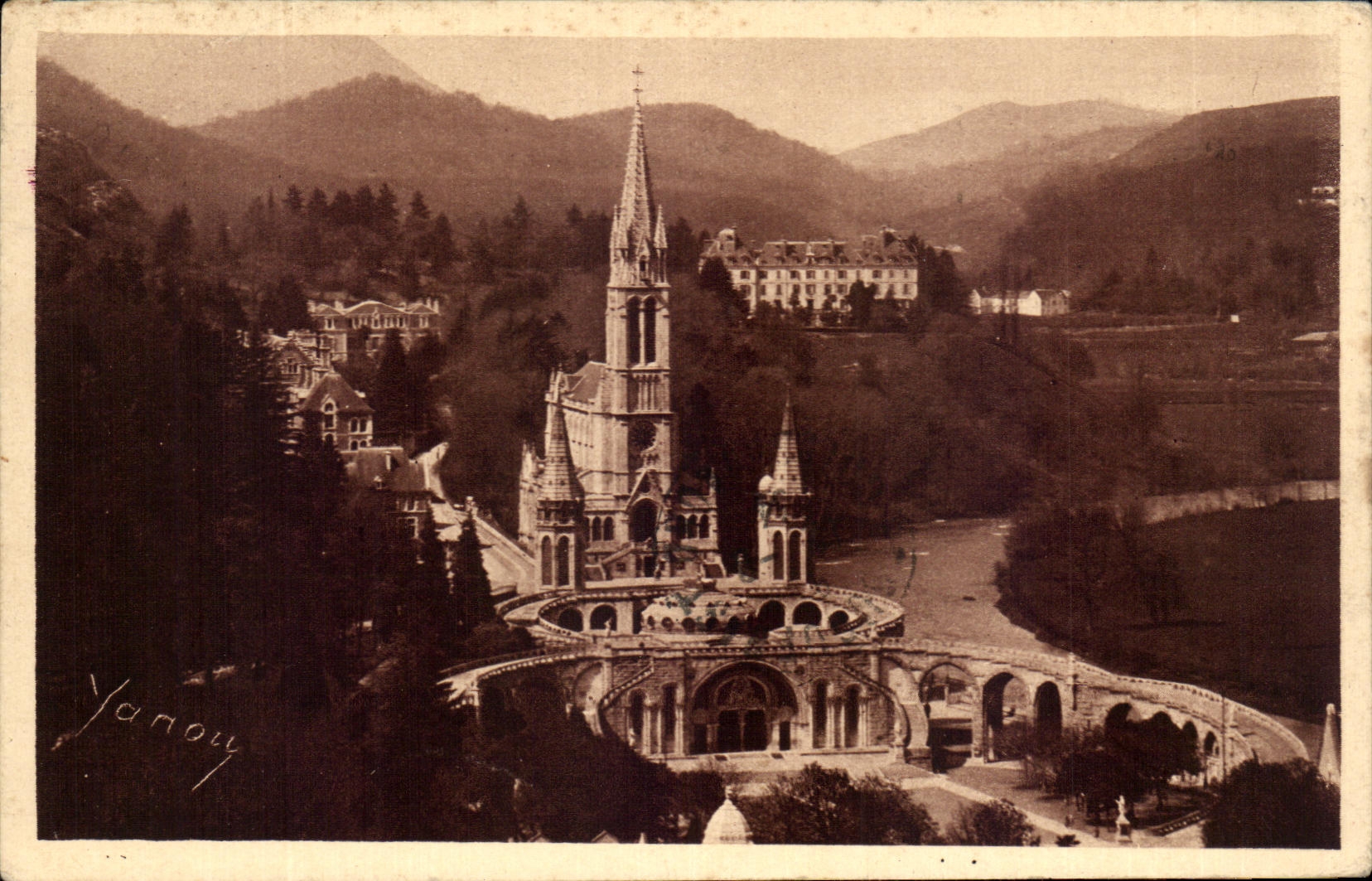 CPA Lourdes La Basilique vue du Chateau Fort