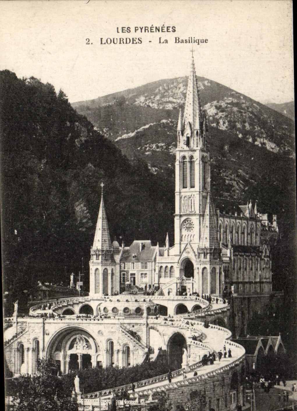 CPA Les Pyrenees Lourdes La Baslilique