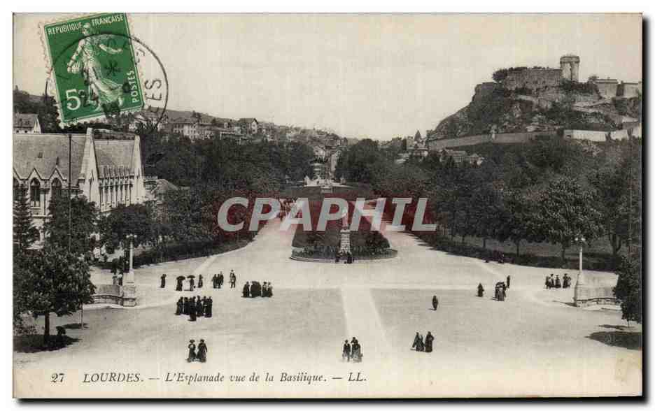 CPA Lourdes L'Esplanade vue de la Basilique