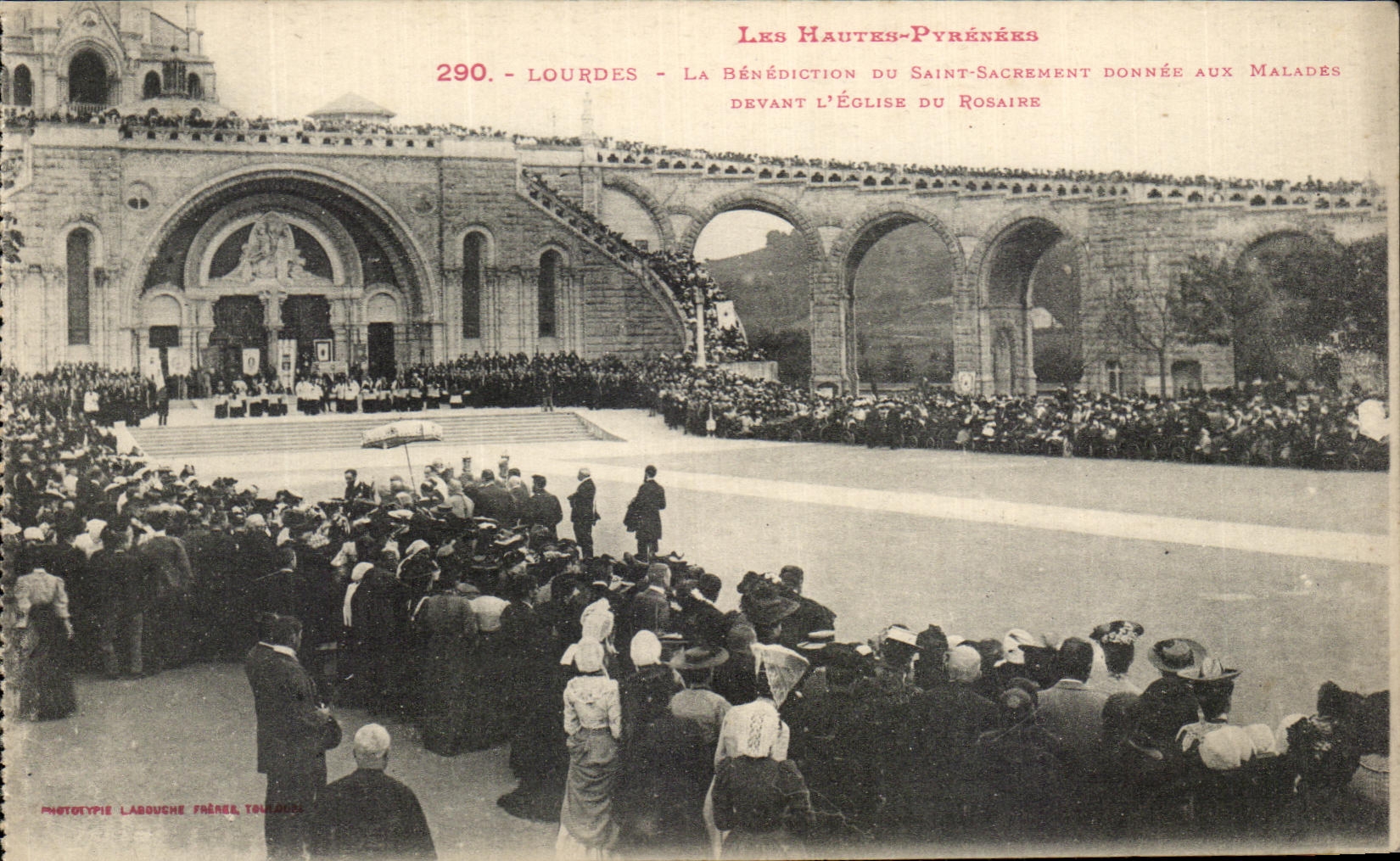 CPA Les Hautes Pyrenees Lourdes La Benediction Du Saint Sacrement donne aux malades devant l'eglise du rosaire 
