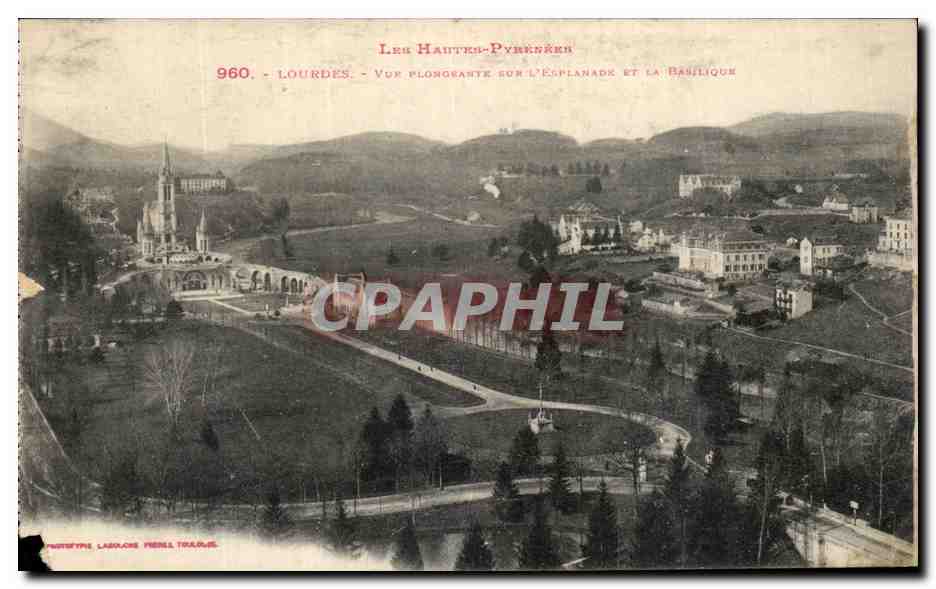 CPA Lourdes Vue plongeante sur l'esplanade et la basilique 