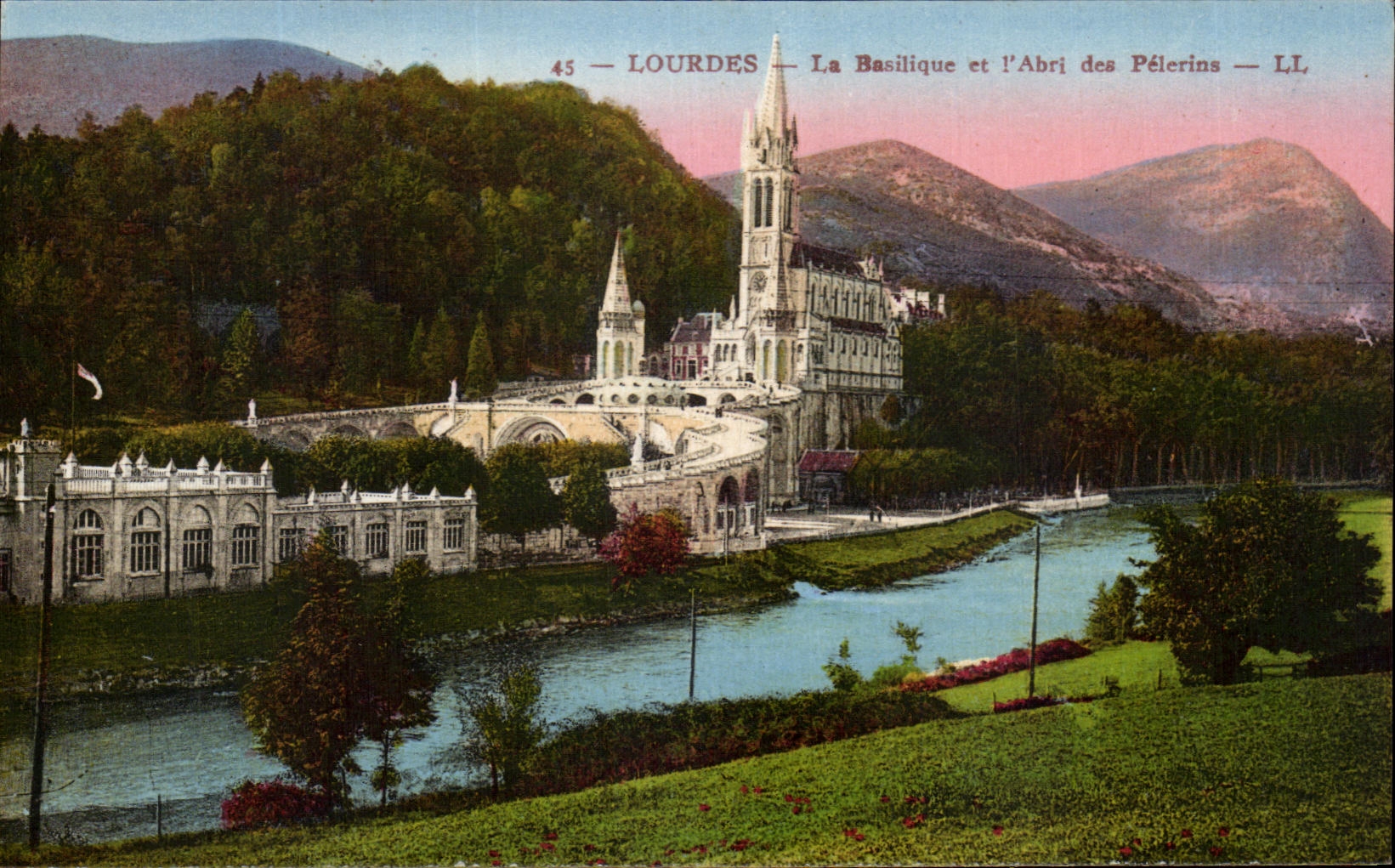 CPA Lourdes La Basilique et l'Abri des Pelerins