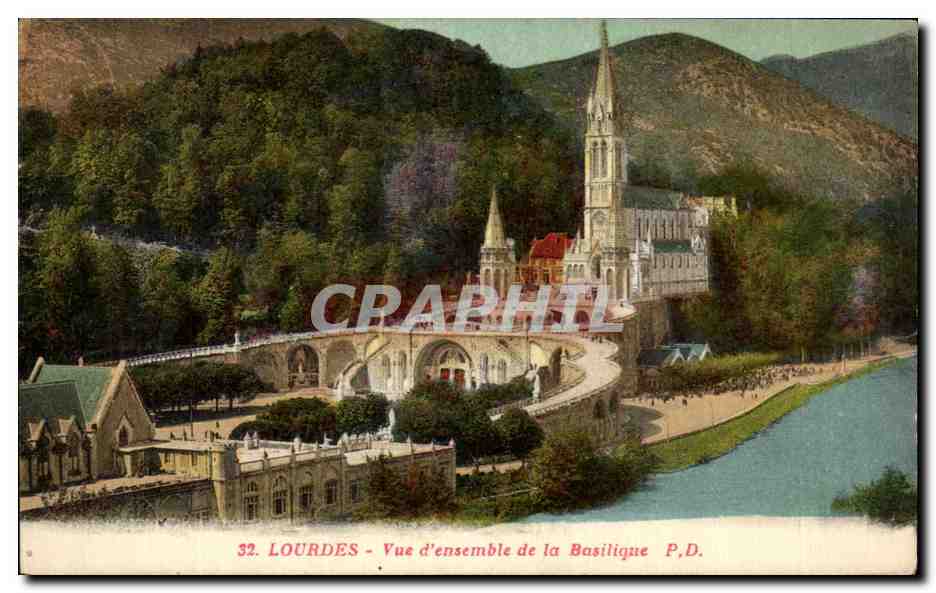 CPA Lourdes Vue d'ensemble de la Basilique